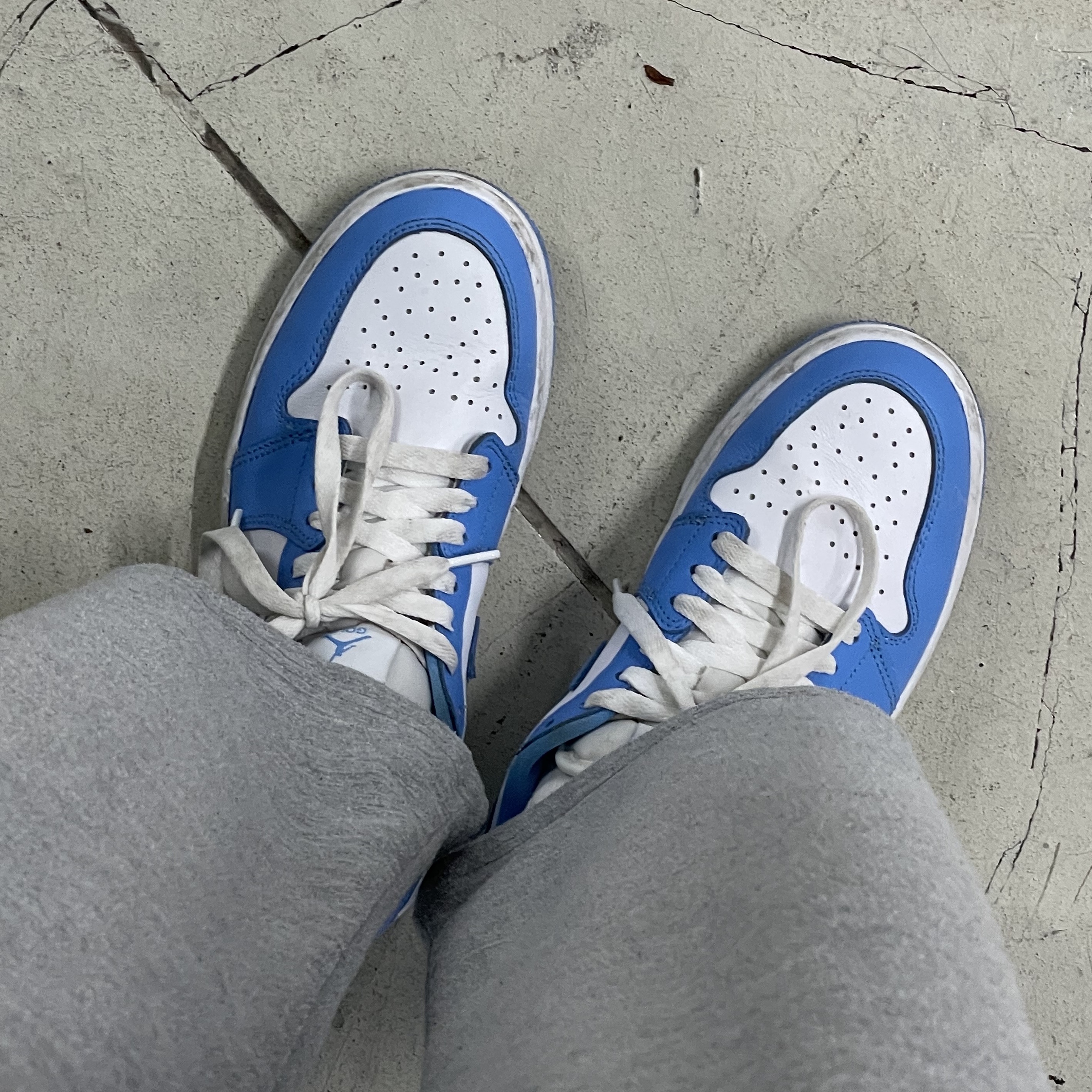 Jordan 1 Low Golf White and University Blue 착용 스타일