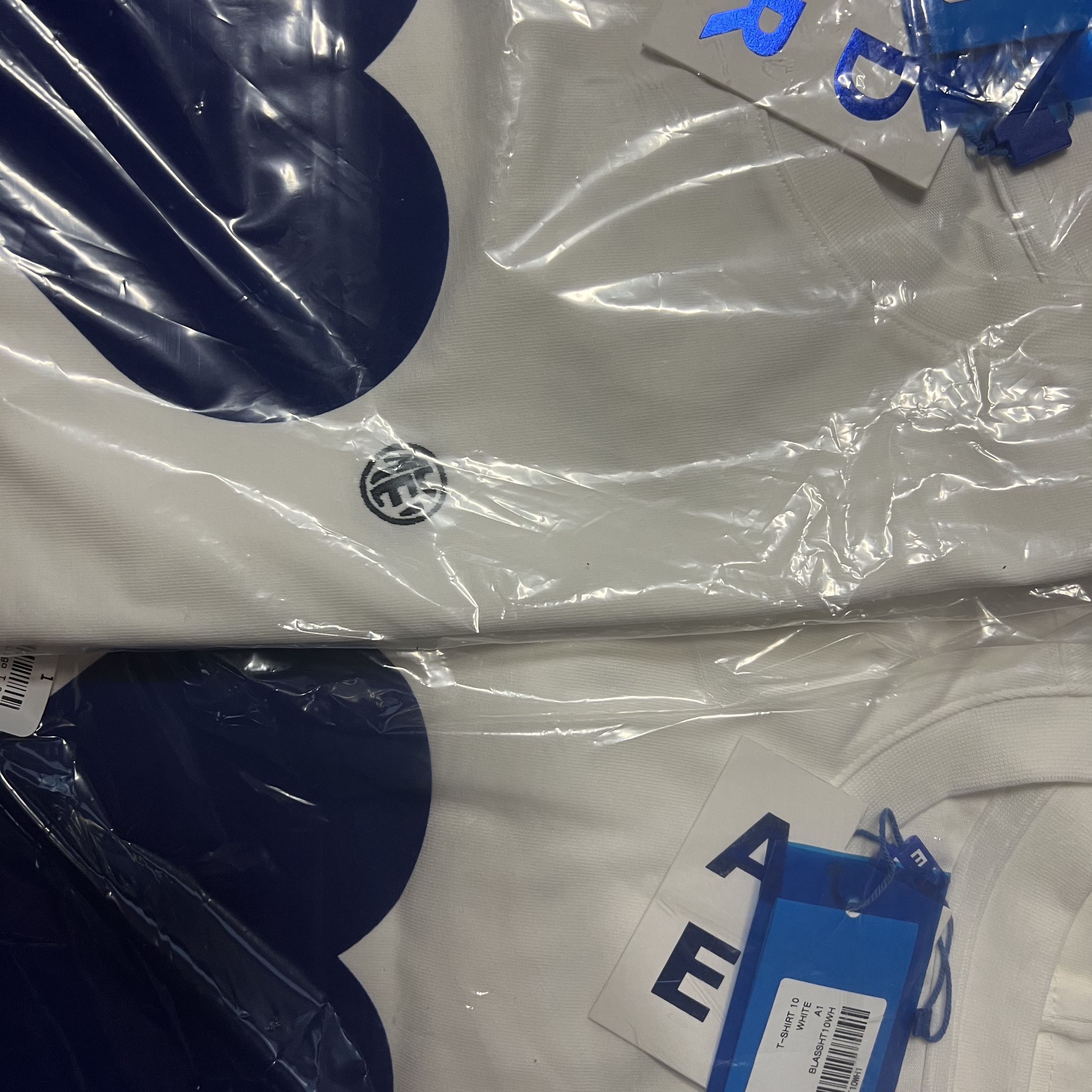 Ader Error Twin Heart Logo T-Shirt White, Ader Error Tever Logo T-Shirt Noir 착용 스타일 - 1