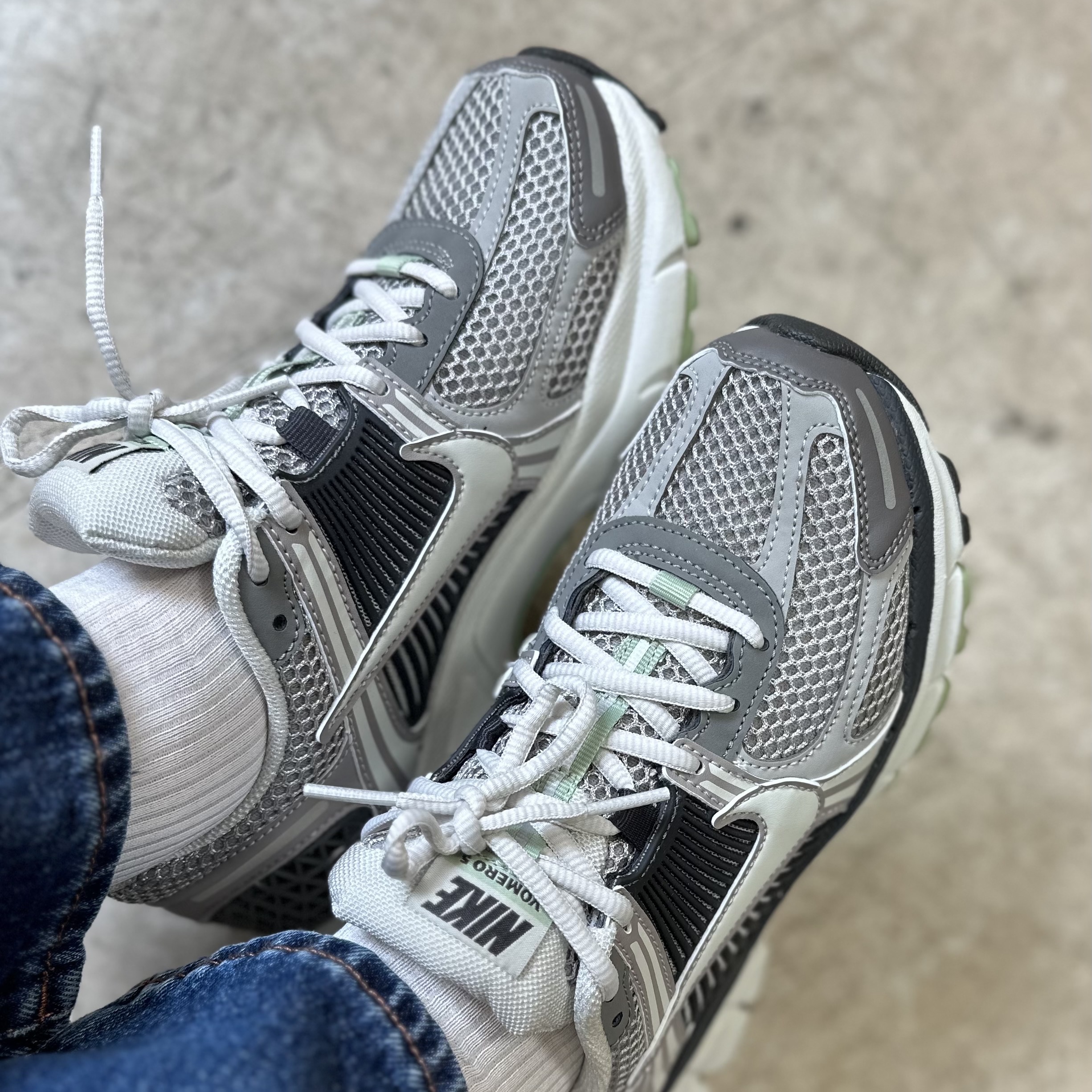 (W) Nike Zoom Vomero 5 Cobblestone and Flat Pewter 착용 스타일 - 2