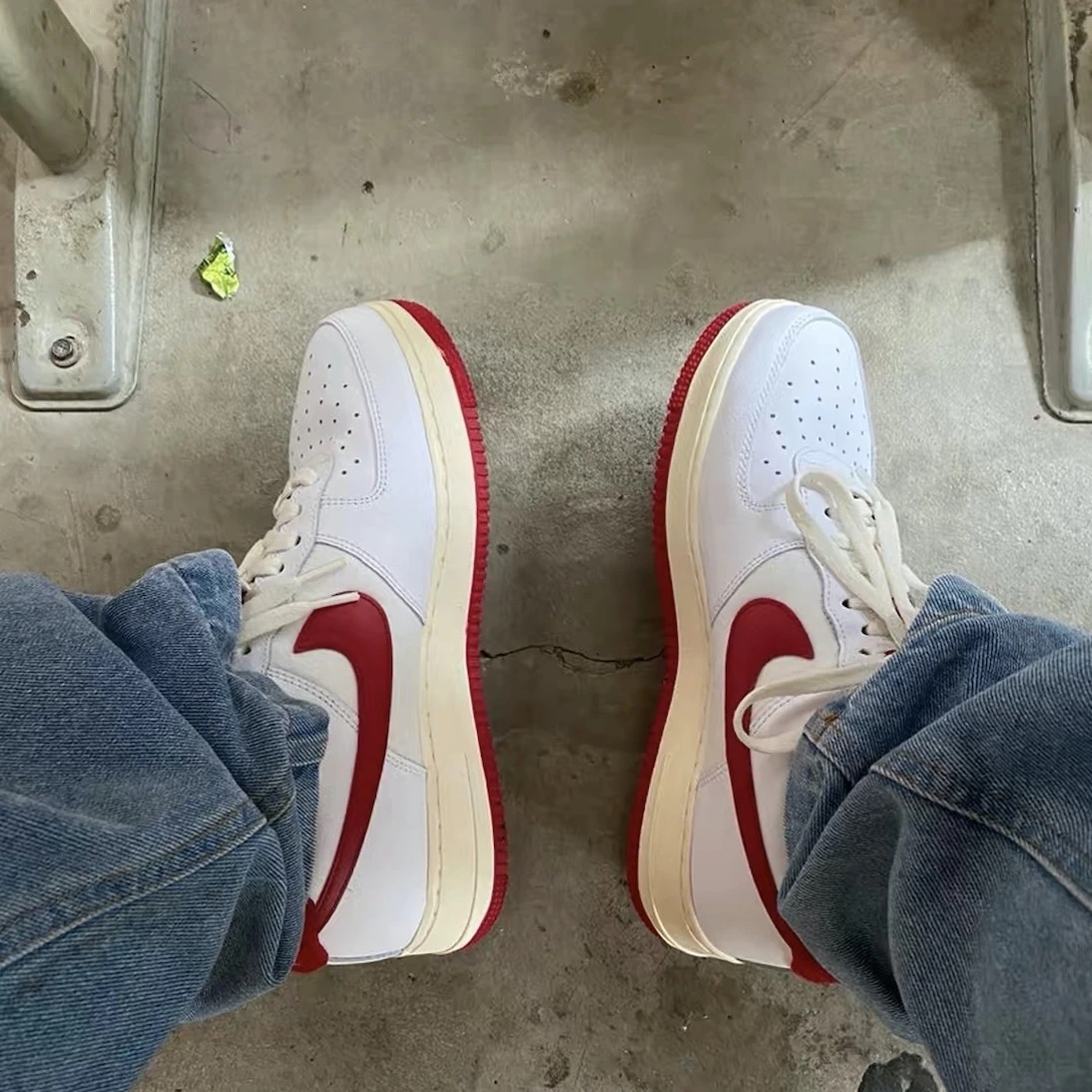 Nike Air Force 1 '07 LV8 Varsity White Gym Red 착용 스타일