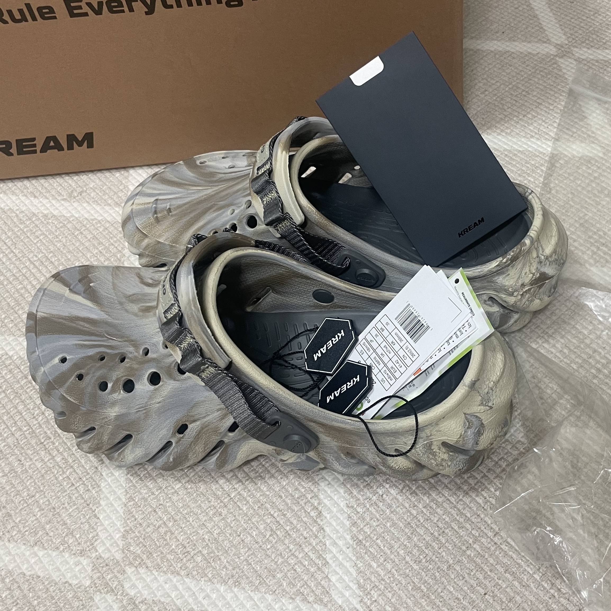 Crocs Echo Marbled Clog Bone Multi 착용 스타일 - 1
