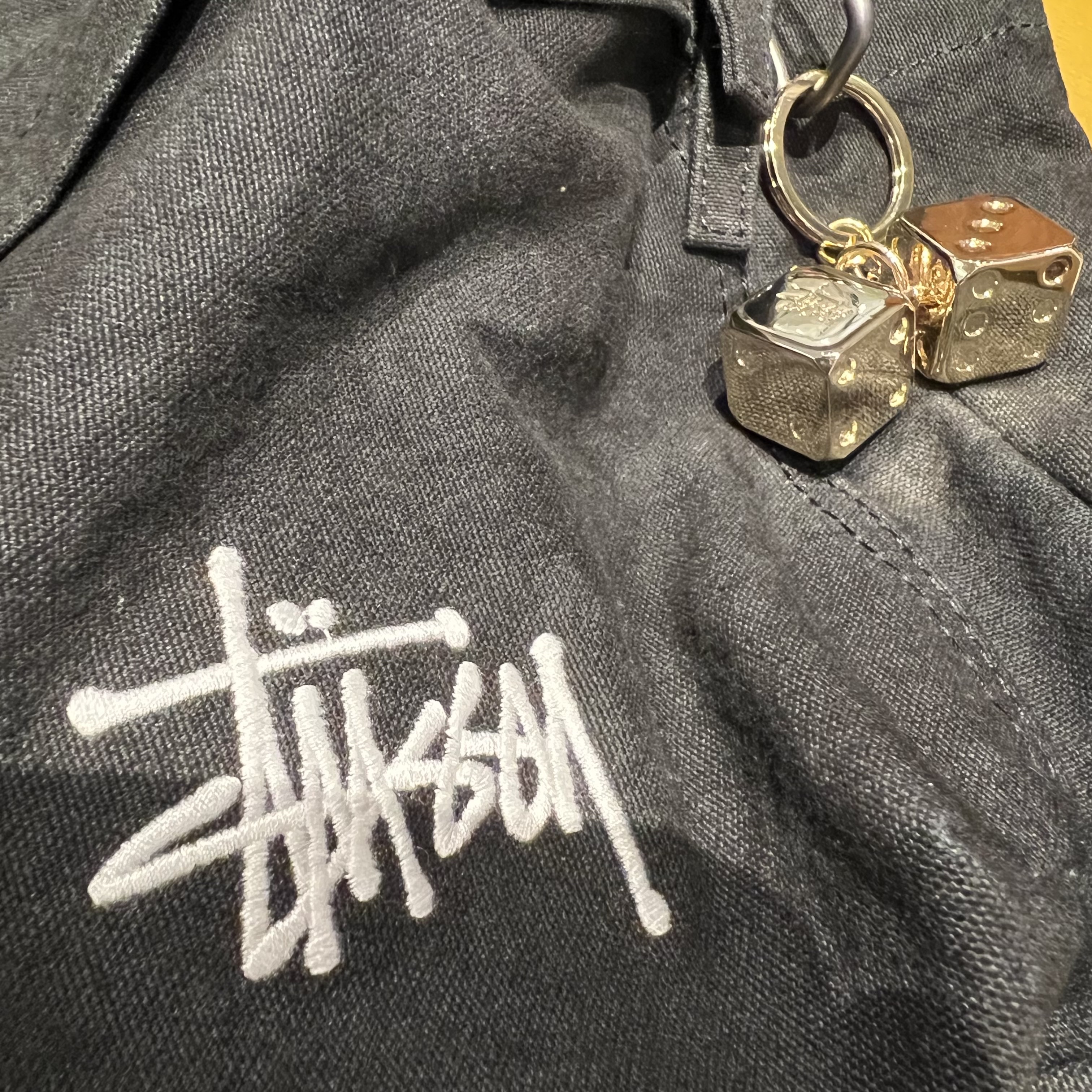 Stussy Canvas Backpack Washed Black, Stussy Metal Dice Keychain Brass 착용 스타일