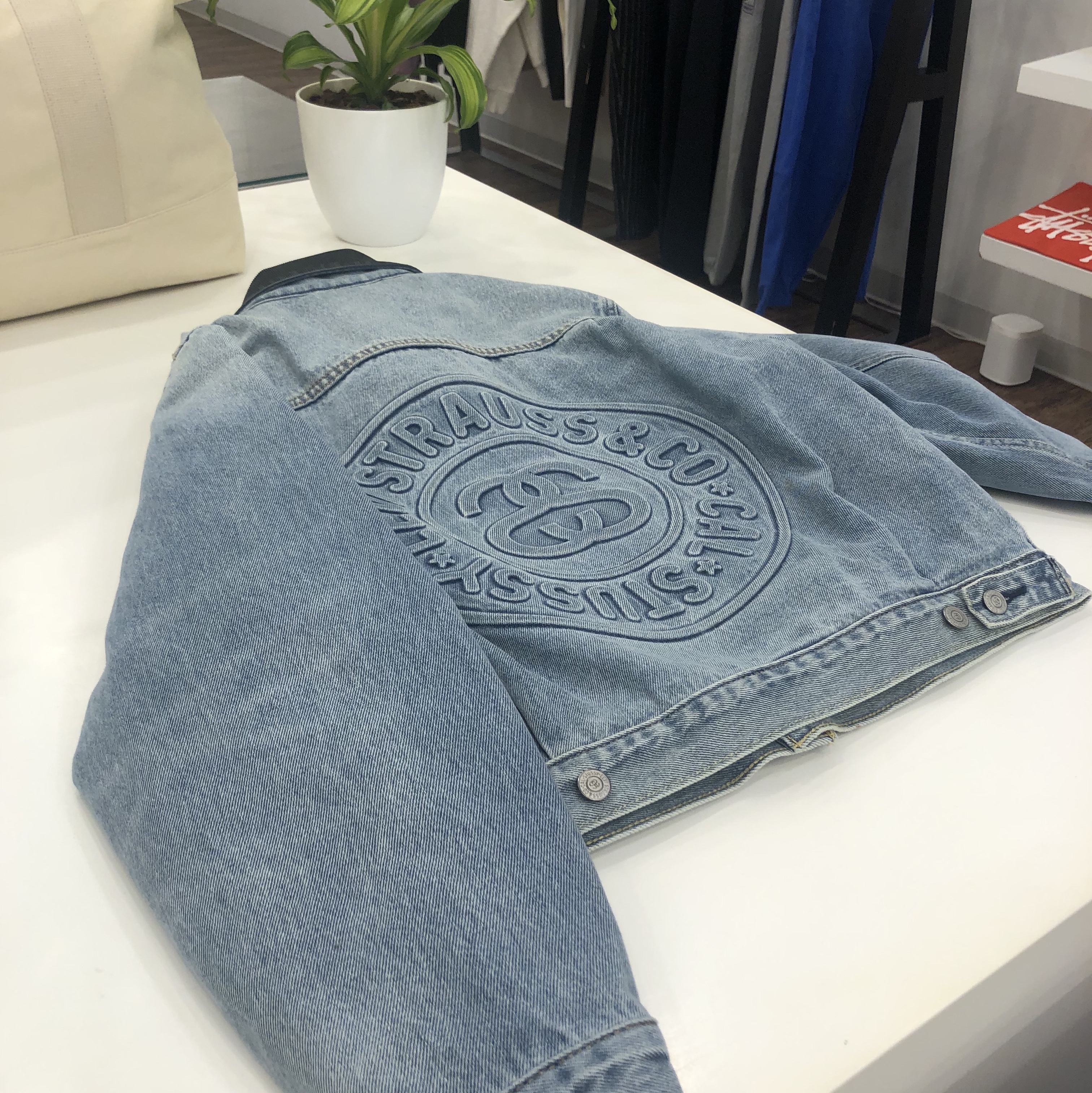 Stussy x Levi's Embossed Trucker Jacket Indigo 착용 스타일
