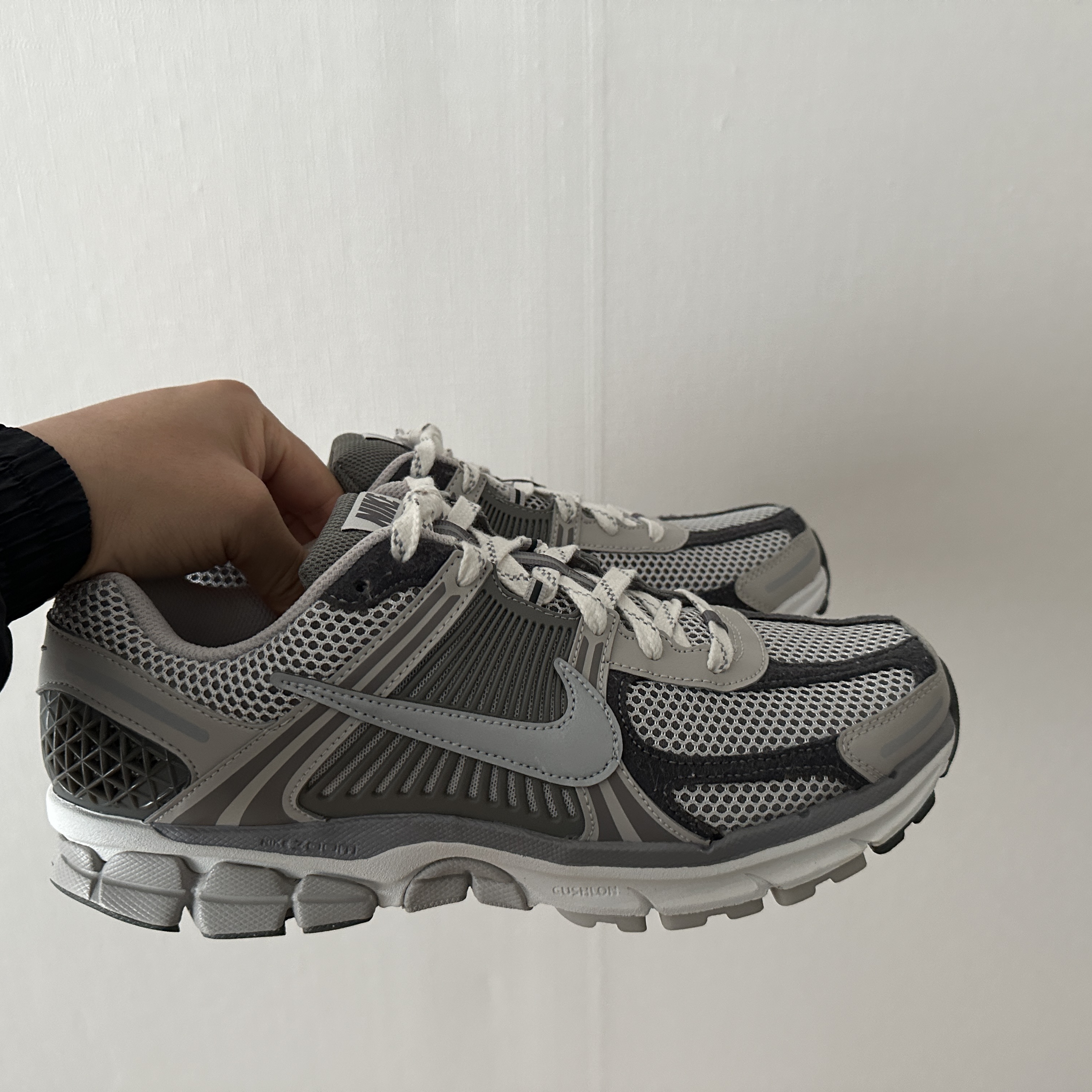 Nike Zoom Vomero 5 PRM Light Iron Ore and Flat Fewter 착용 스타일 - 2
