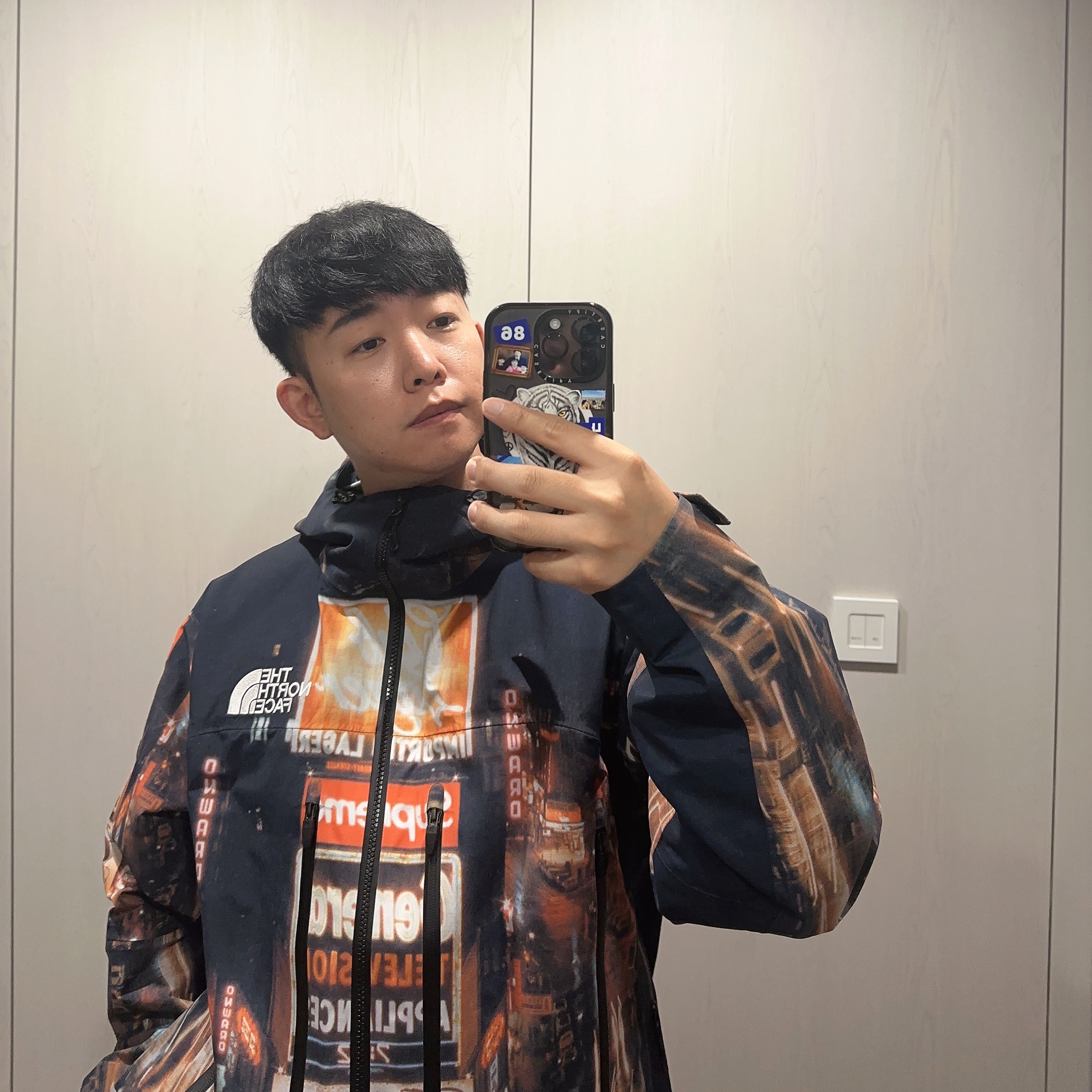 Supreme x The North Face Taped Seam Shell Jacket Times Square - 22FW 착용 스타일