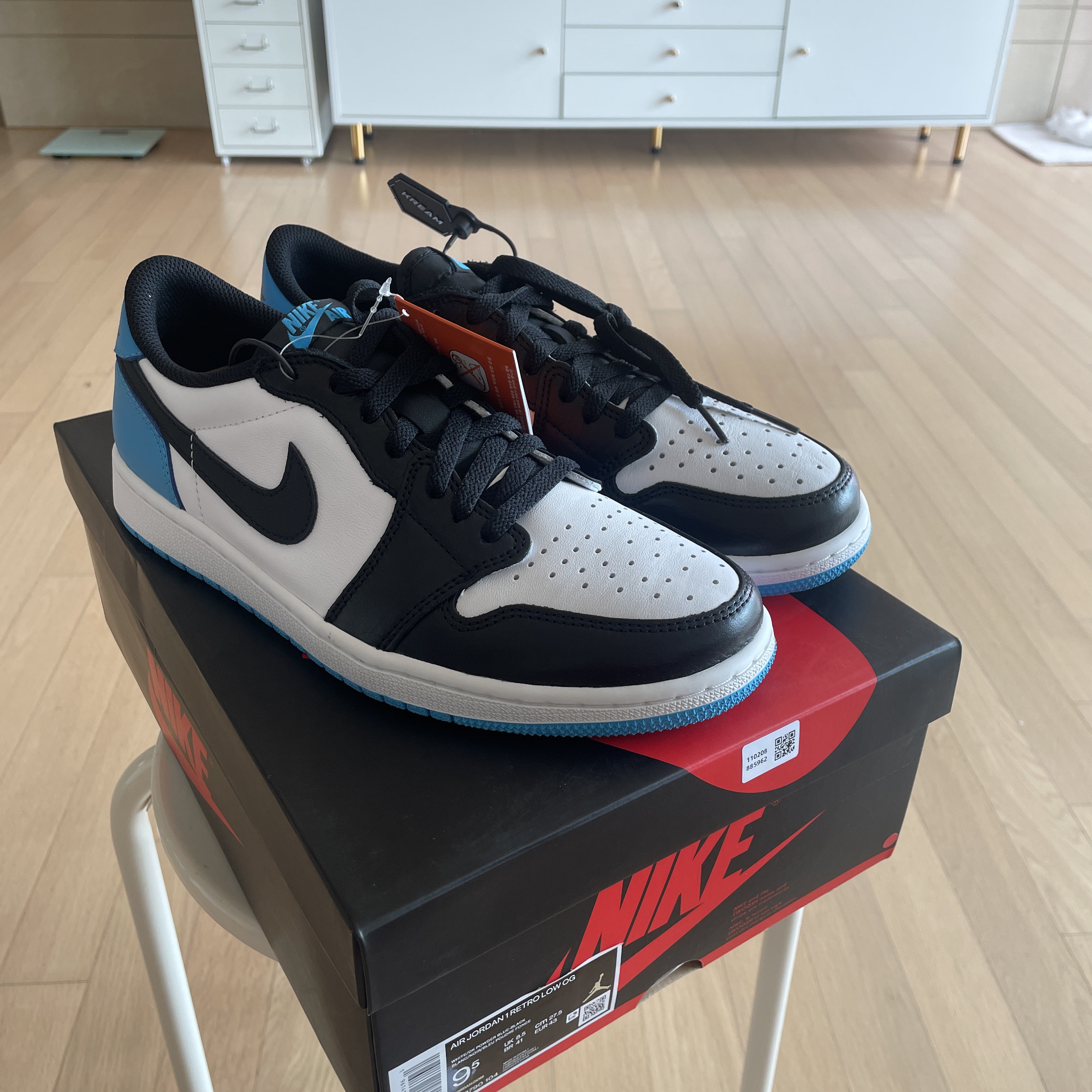 Jordan 1 Retro Low OG Black and Dark Powder Blue 착용 스타일