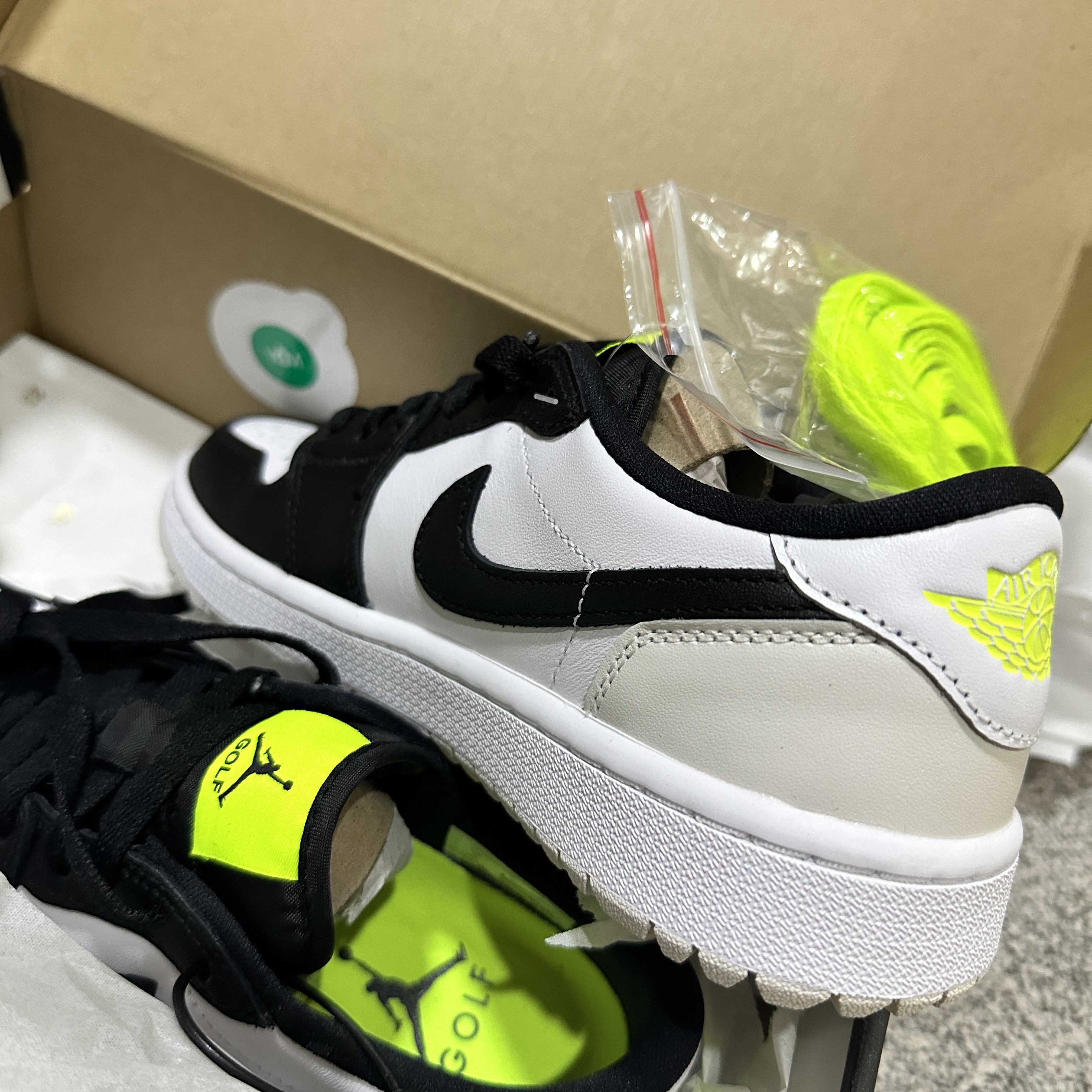 Jordan 1 Low Golf Black White and Volt 착용 스타일