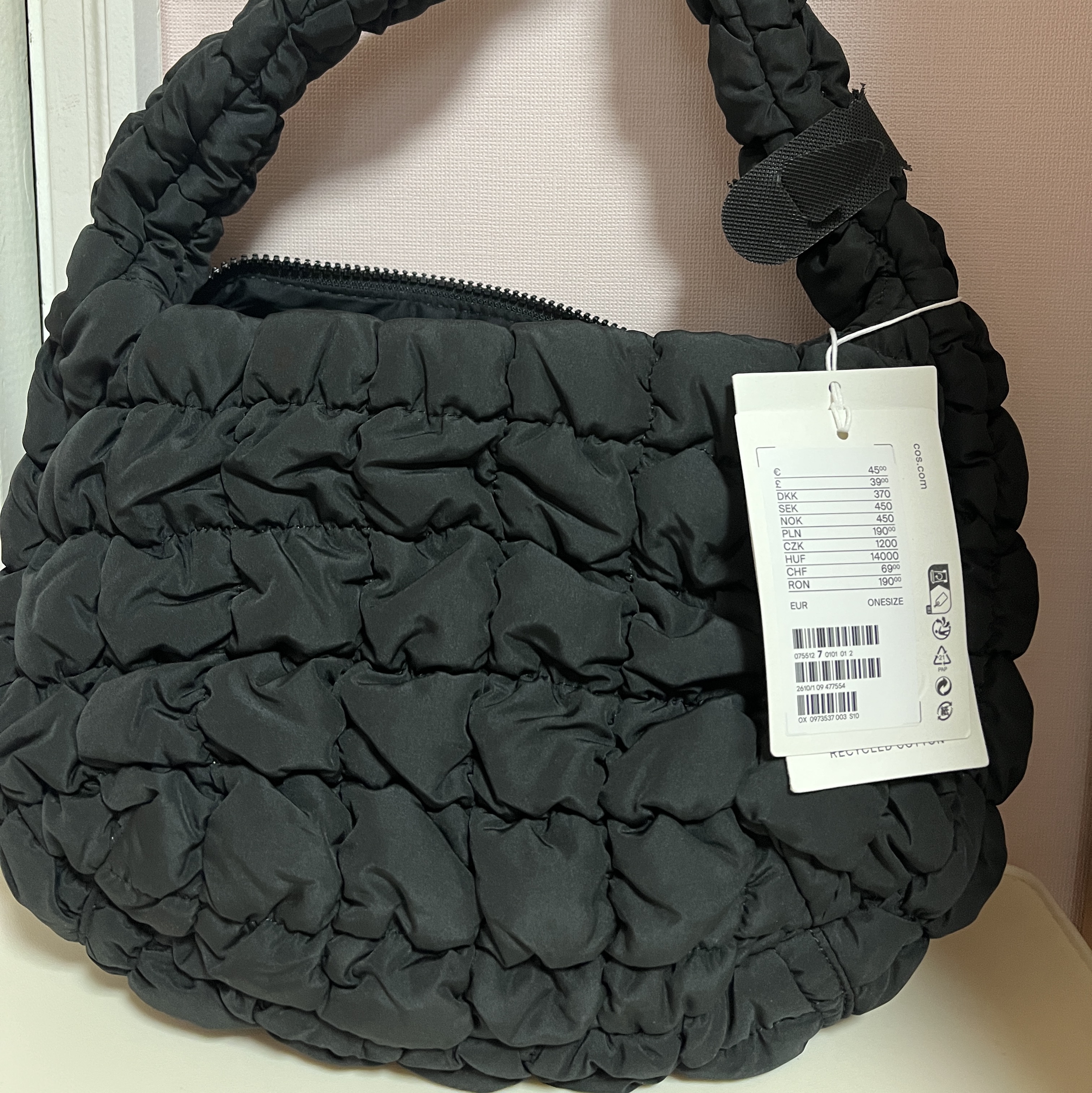 COS Quilted Mini Bag Black, Jellycat Bashful Bunny Bag Charm Beige 착용 스타일 - 4