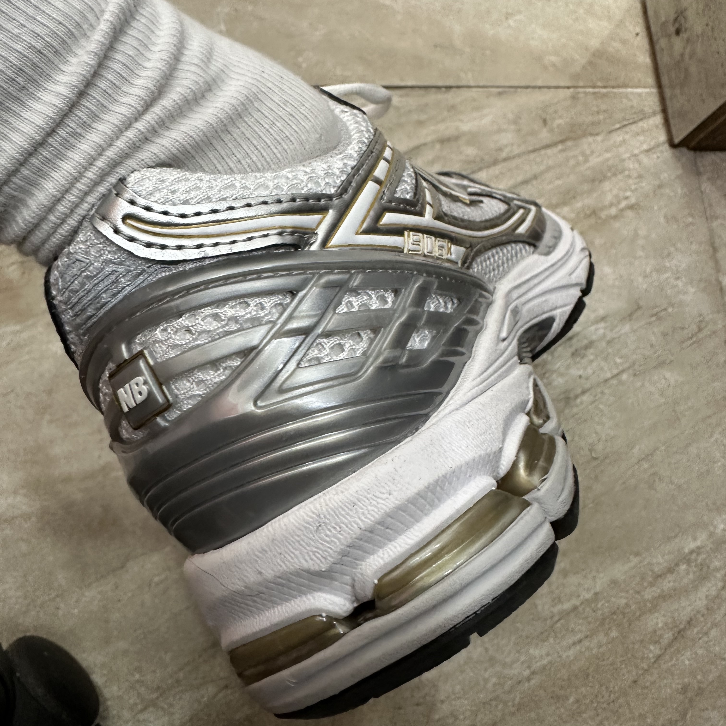 New Balance 1906R White Metallic Silver 착용 스타일 - 2