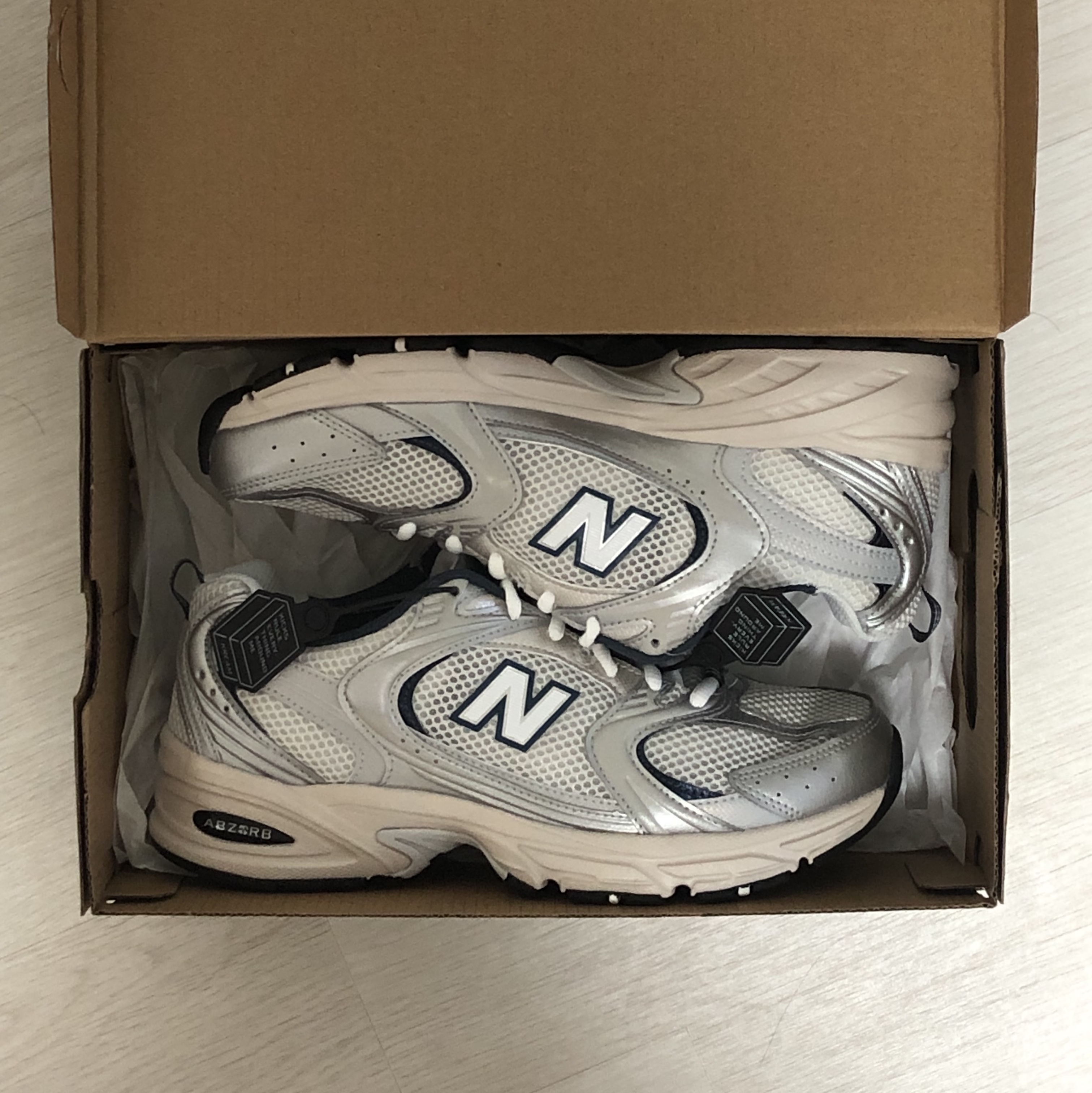 New Balance 530 Steel Grey 착용 스타일 - 2