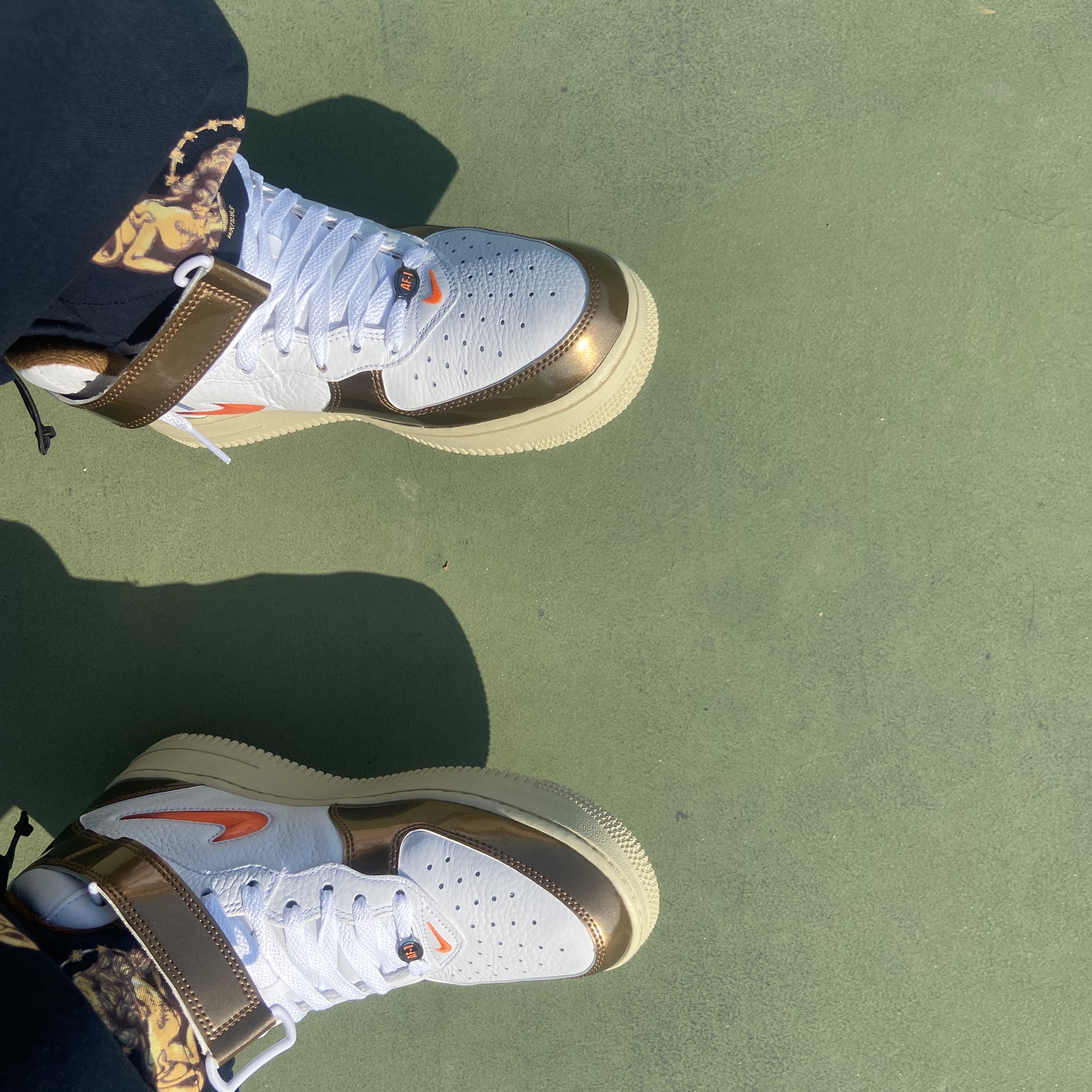 Nike Air Force 1 Mid QS Ale Brown 착용 스타일 - 2
