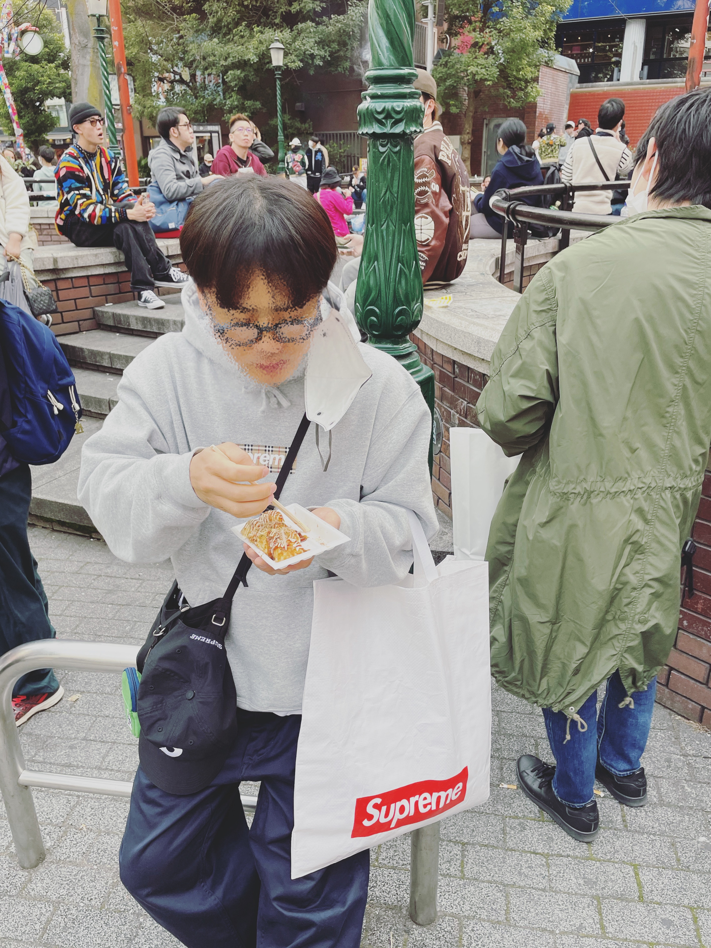 Supreme x Burberry Box Logo Hooded Sweatshirt Heather Grey - 22SS, Supreme Cordura Ripstop S Logo 6-Panel Black - 23SS 착용 스타일