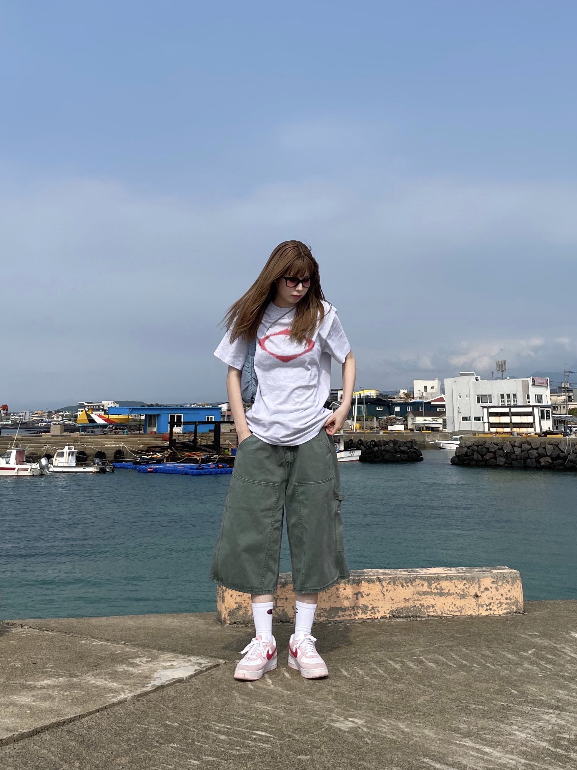 나이키 에어포스 1 '07 QS 밸런타인데이, (W) 미스치프 롬버스 블러 티셔츠 베이직 멜란지 그레이 착용 스타일 - 1