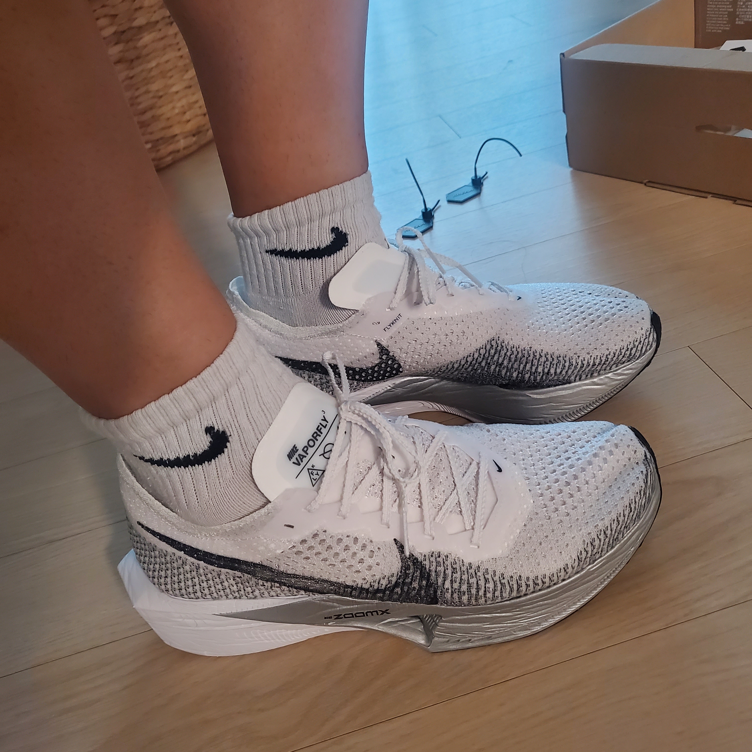 Nike ZoomX Vaporfly Next% 3 White Grey 착용 스타일 - 2