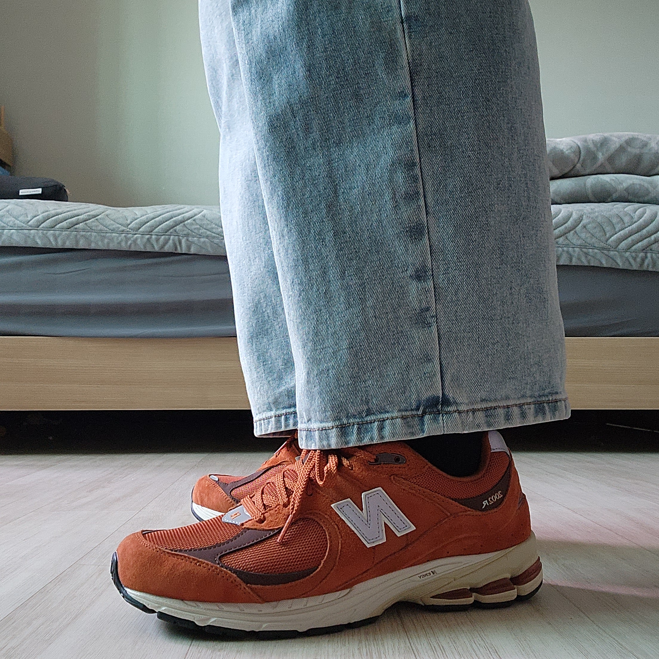 New Balance 2002R Rust Oxide 착용 스타일 - 1