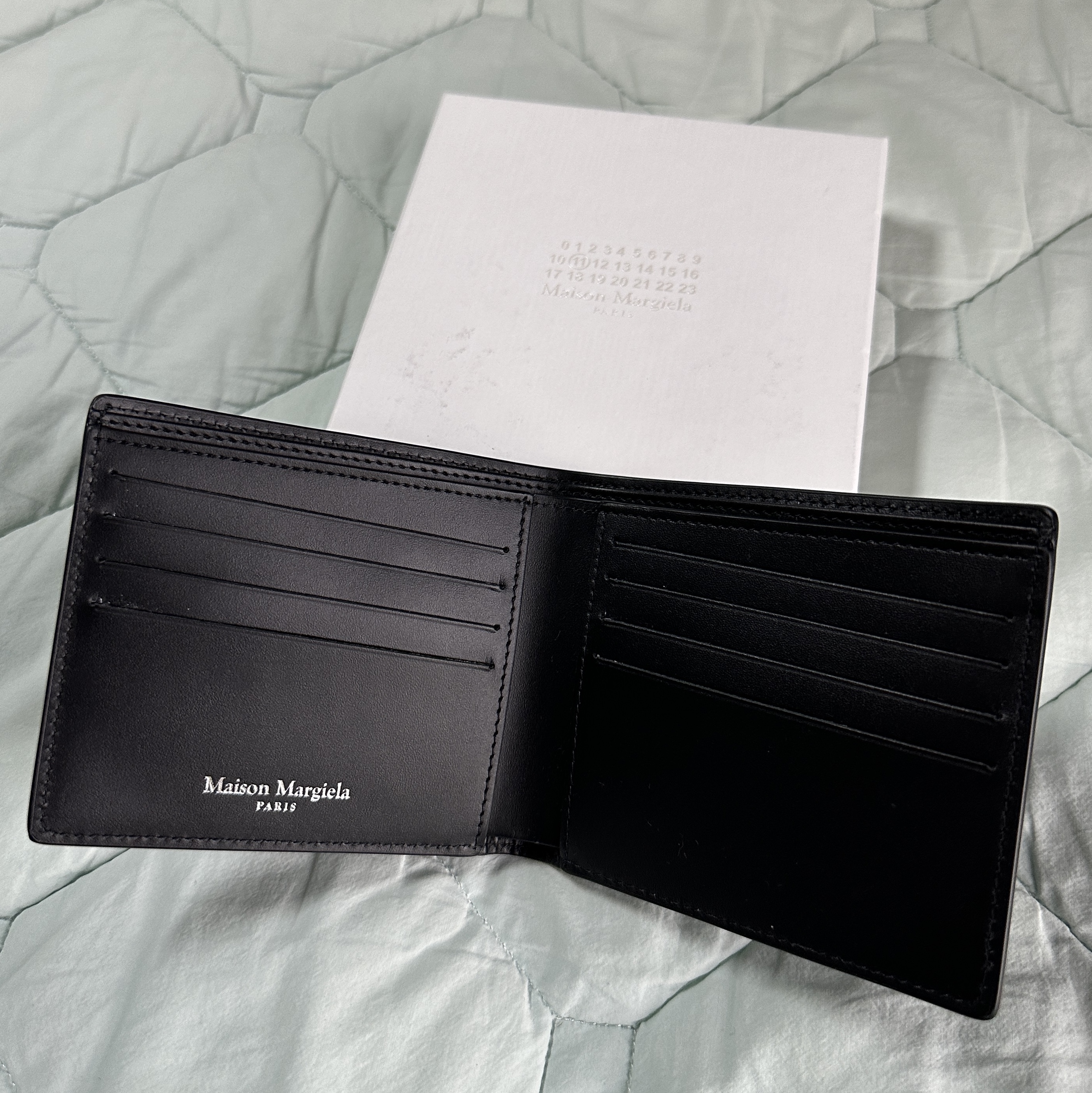 Maison Margiela Bovine Leather Bi-Fold Wallet Black 착용 스타일 - 2