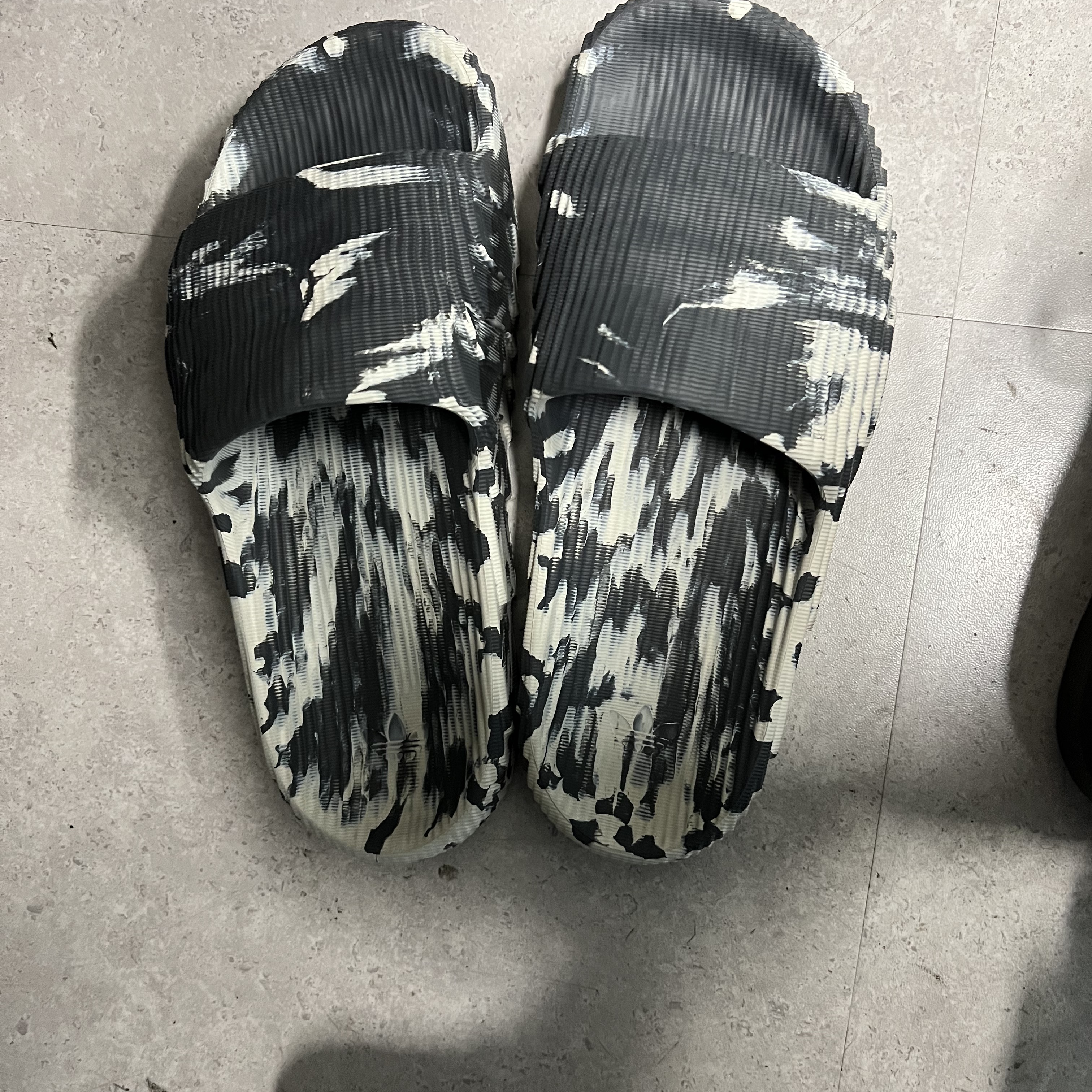 Adidas Adilette 22 Carbon Aluminium 착용 스타일