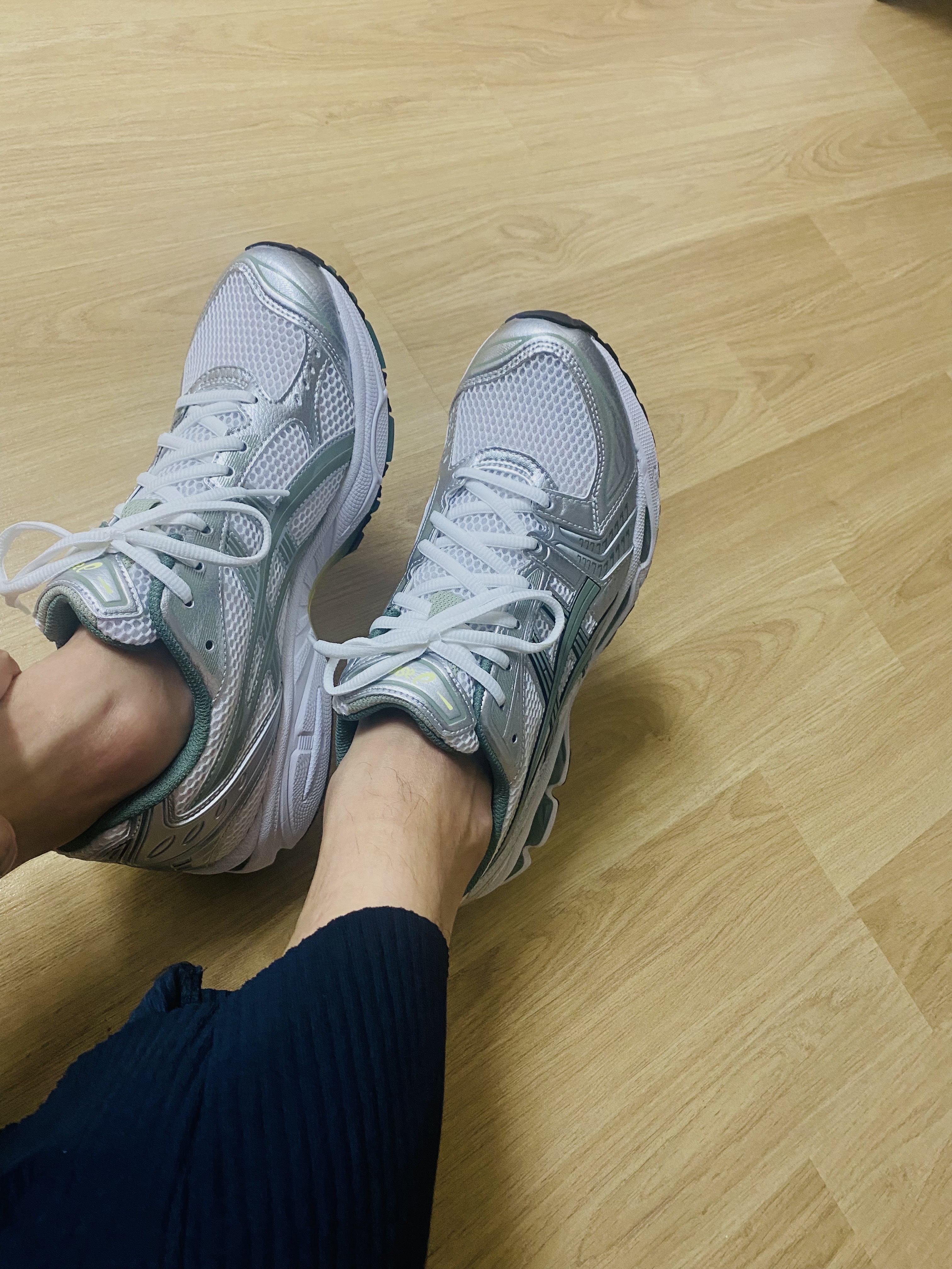 Asics Gel-Kayano 14 White Slate Grey 착용 스타일 - 2