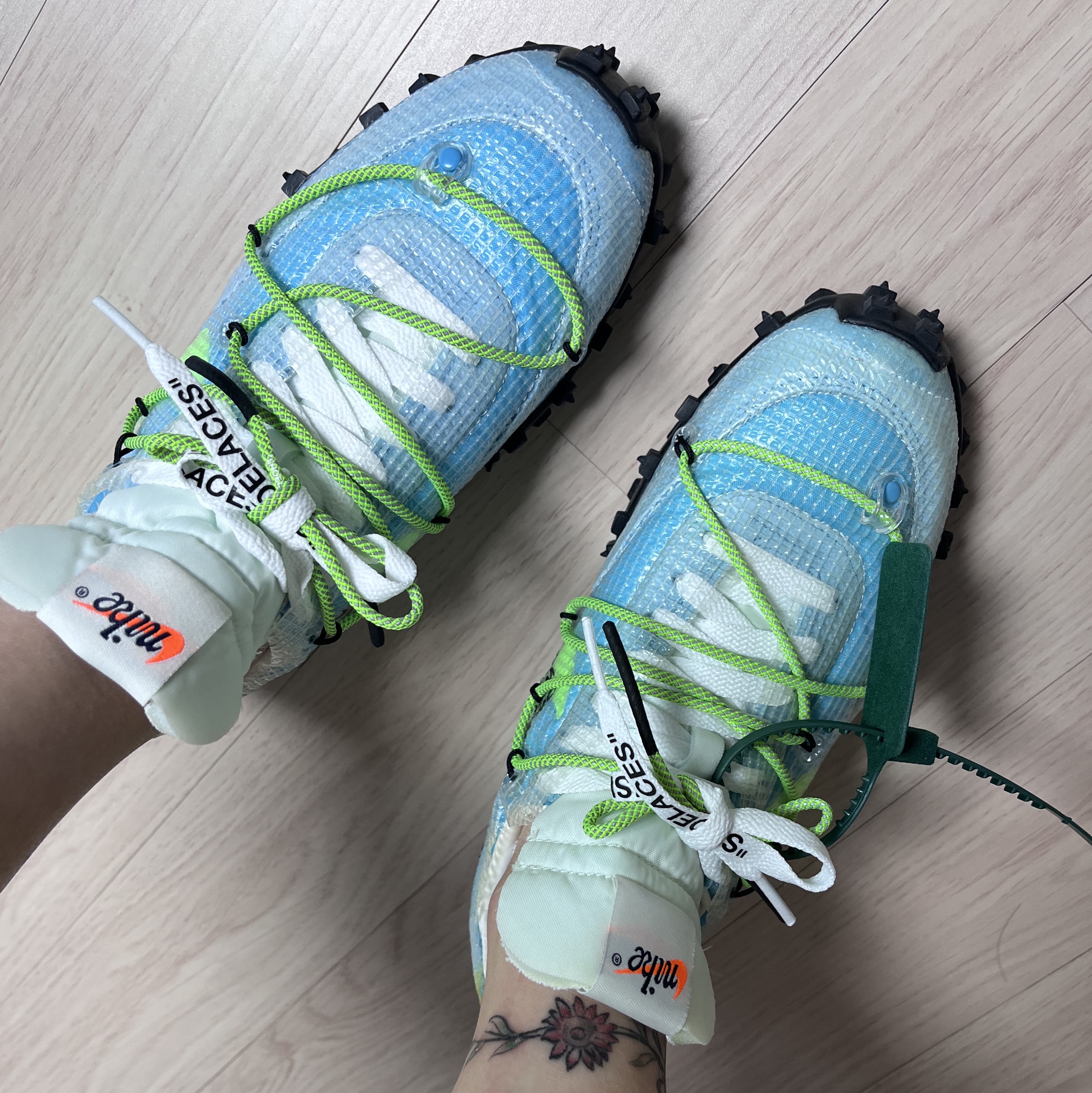 (W) Nike x Off-White Waffle Racer Vivid Sky 착용 스타일