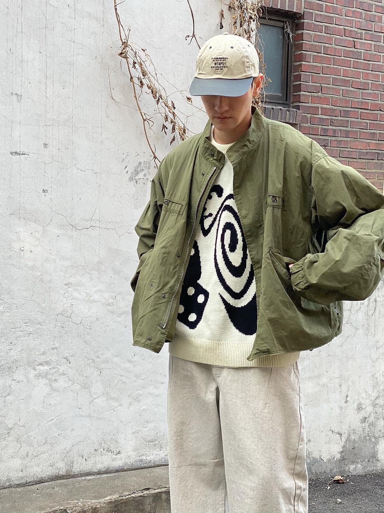 Nike x Stussy NRG LS Knit Sweater Fossil (DR2893-238), New Balance x Aime Leon Dore 991 Made in UK Grey 착용 스타일 - 4