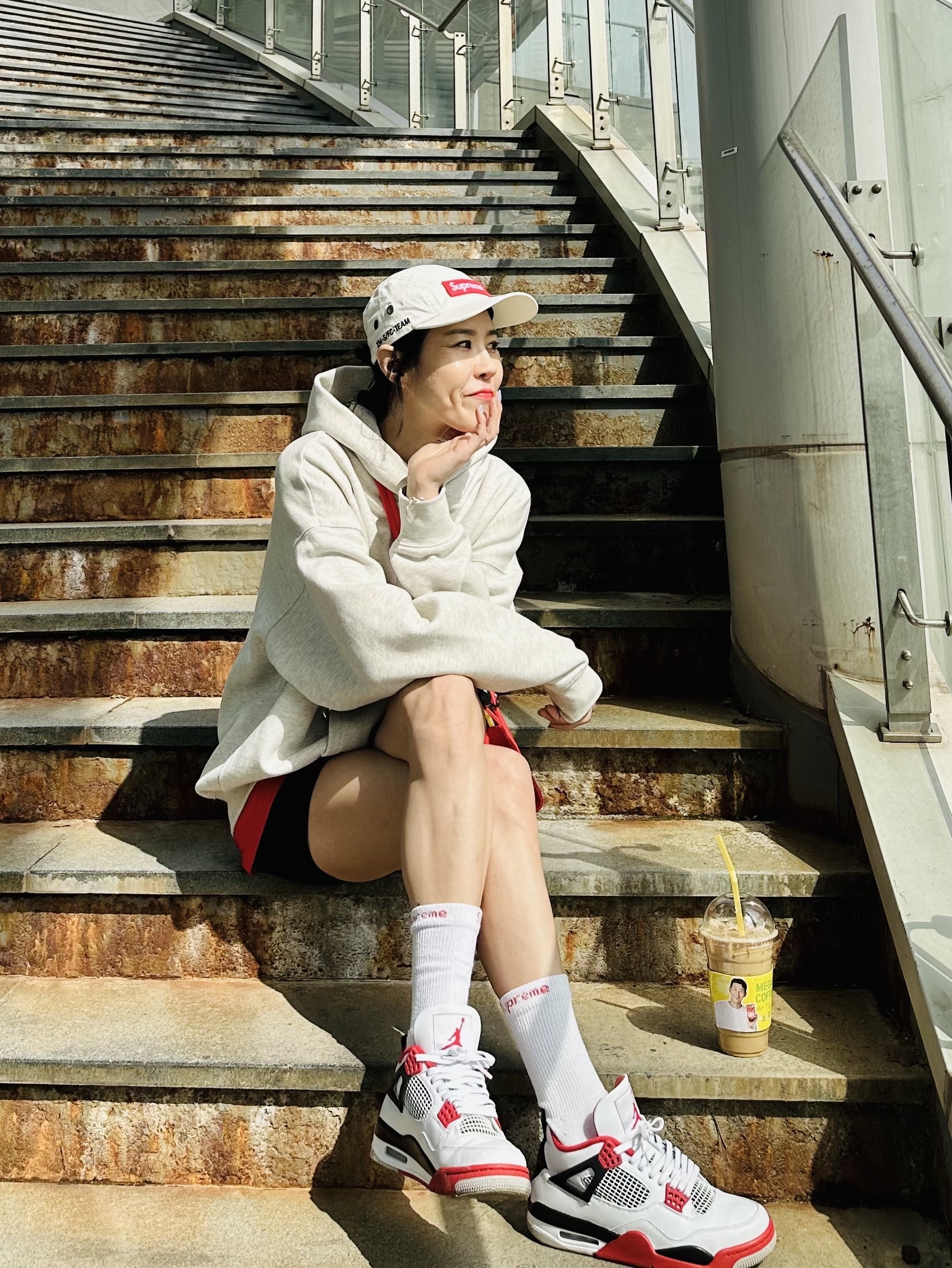 Jordan 4 Retro OG Fire Red 2020, Essentials The Core Collection Hoodie Light Oatmeal 착용 스타일 - 1
