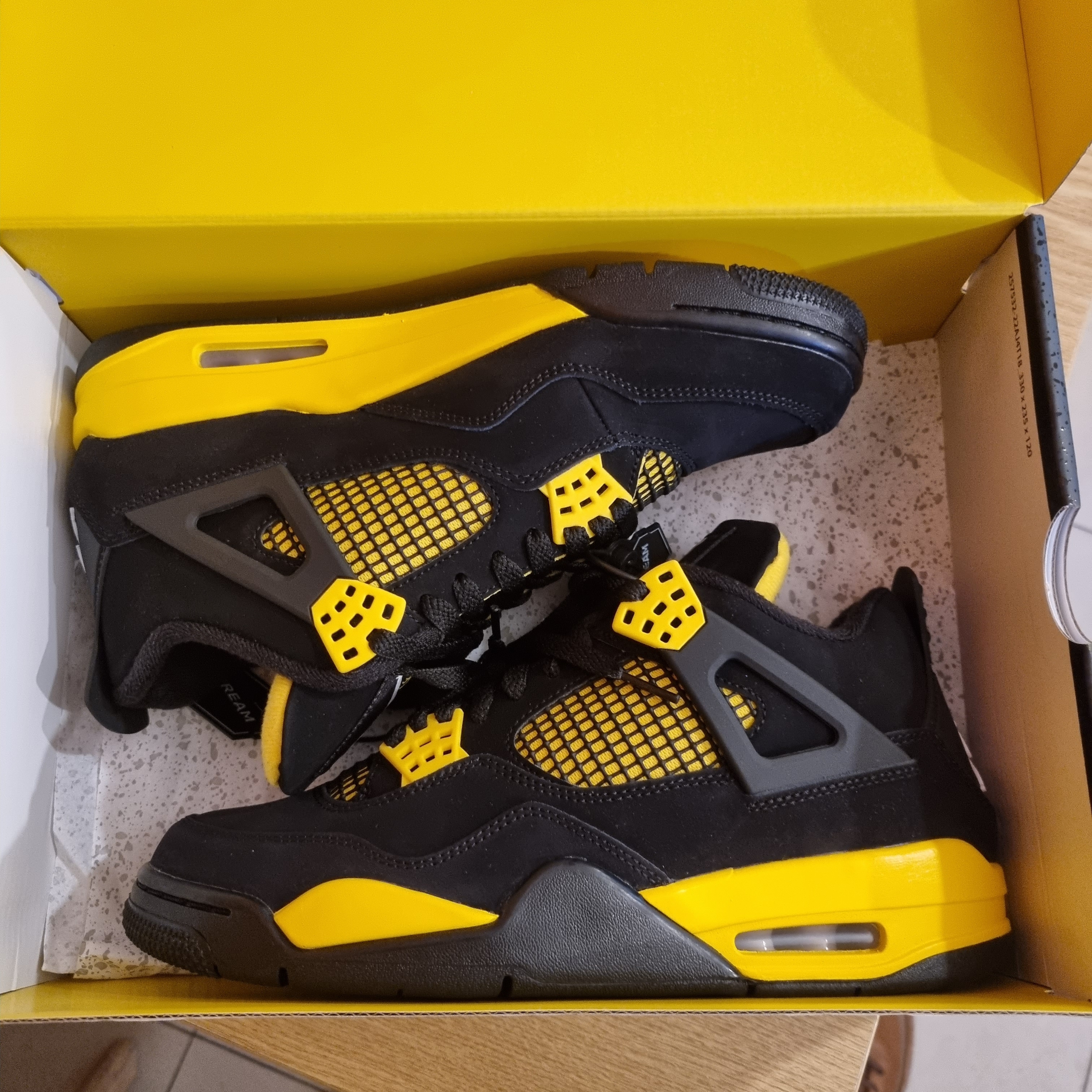 Jordan 4 Retro Thunder 2023 착용 스타일 - 1