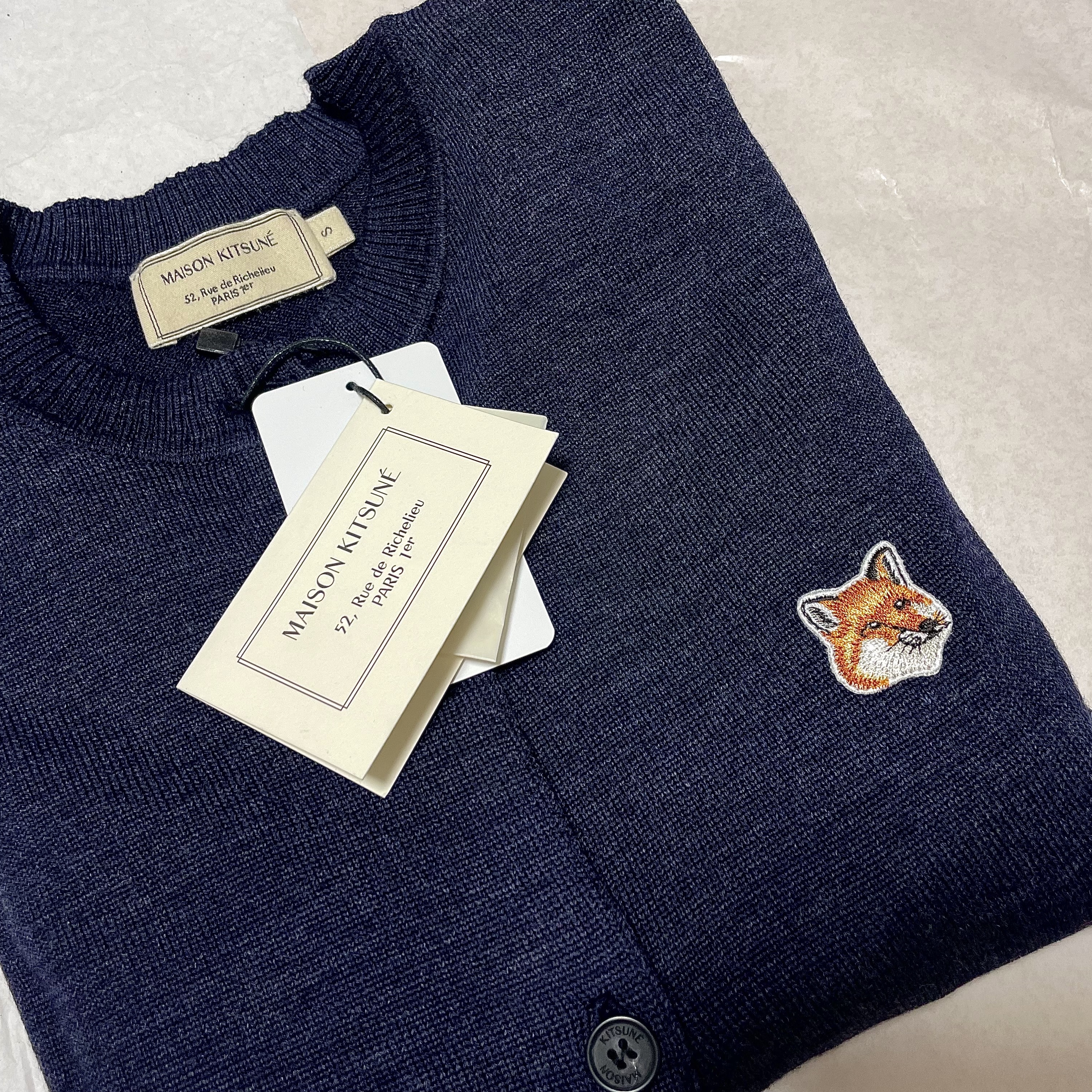 (W) Maison Kitsune Fox Head Patch Adjusted R-Neck Cardigan Navy 착용 스타일