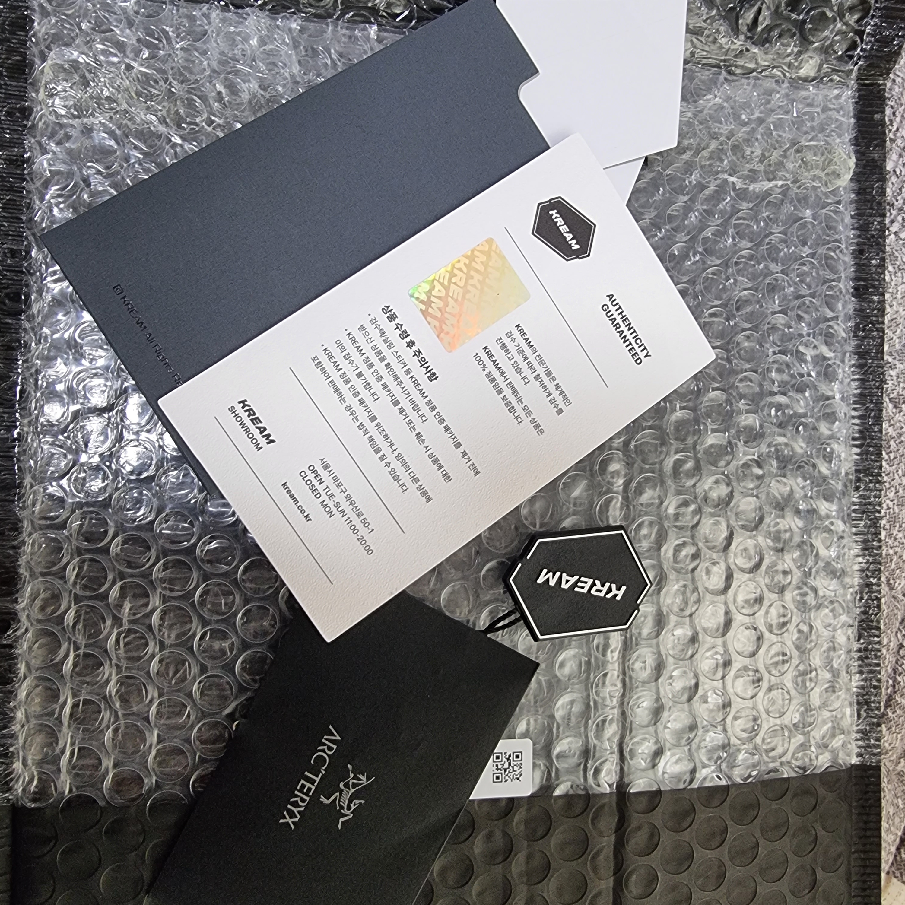 Arc'teryx Keyring Metal 착용 스타일 - 2
