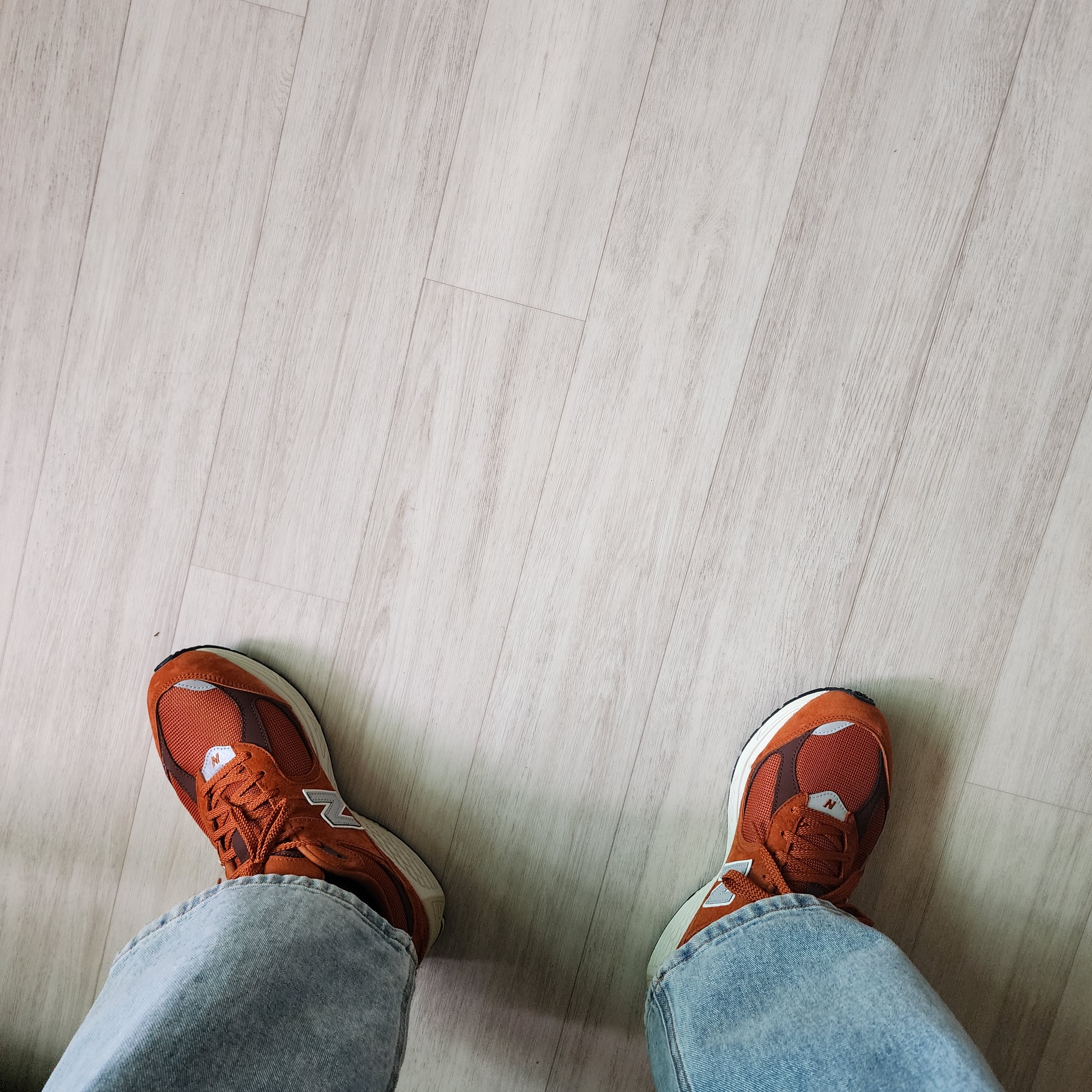 New Balance 2002R Rust Oxide 착용 스타일 - 2