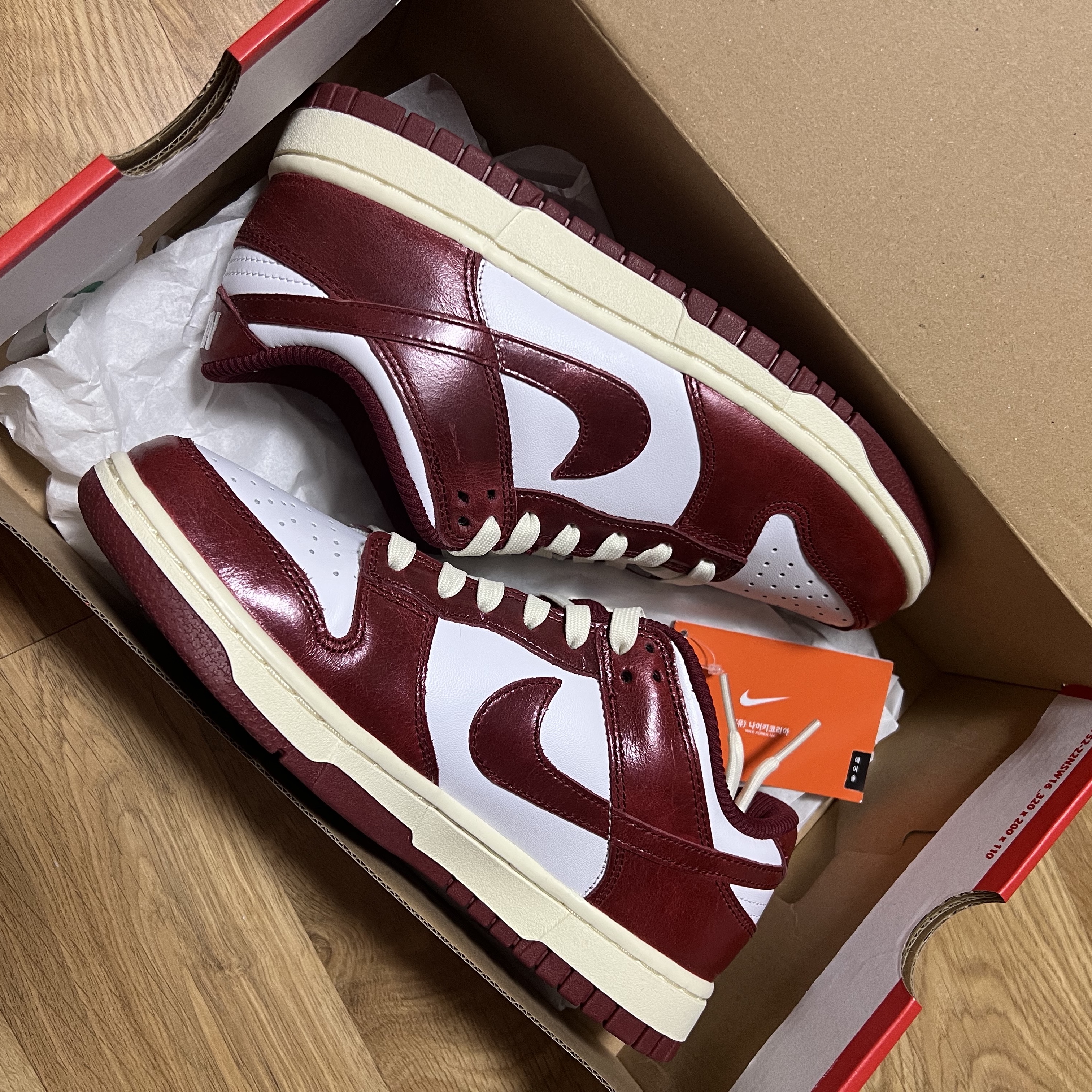 (W) Nike Dunk Low Retro PRM Team Red and White 착용 스타일