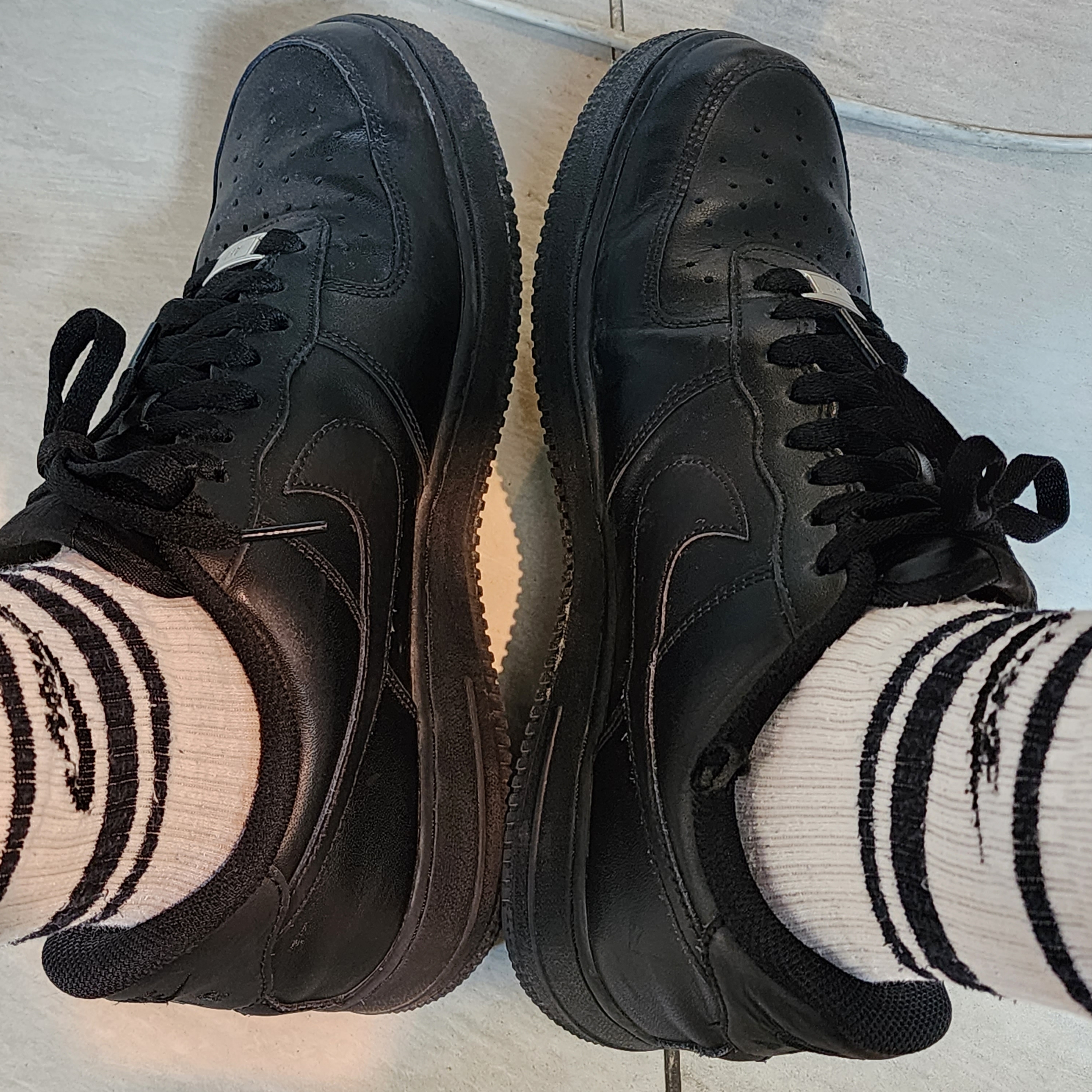 Nike Air Force 1 '07 Low Triple Black 착용 스타일