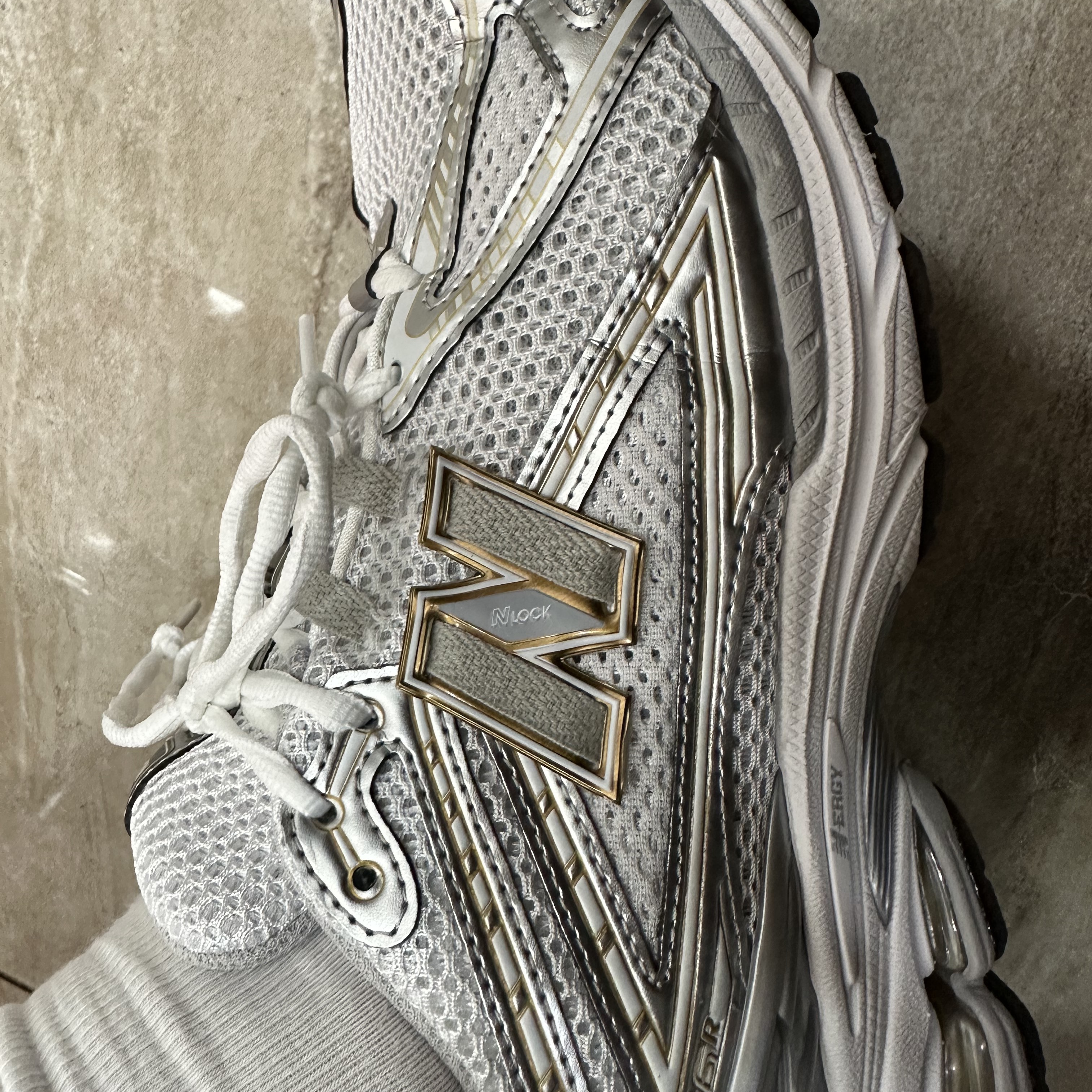 New Balance 1906R White Metallic Silver 착용 스타일 - 3