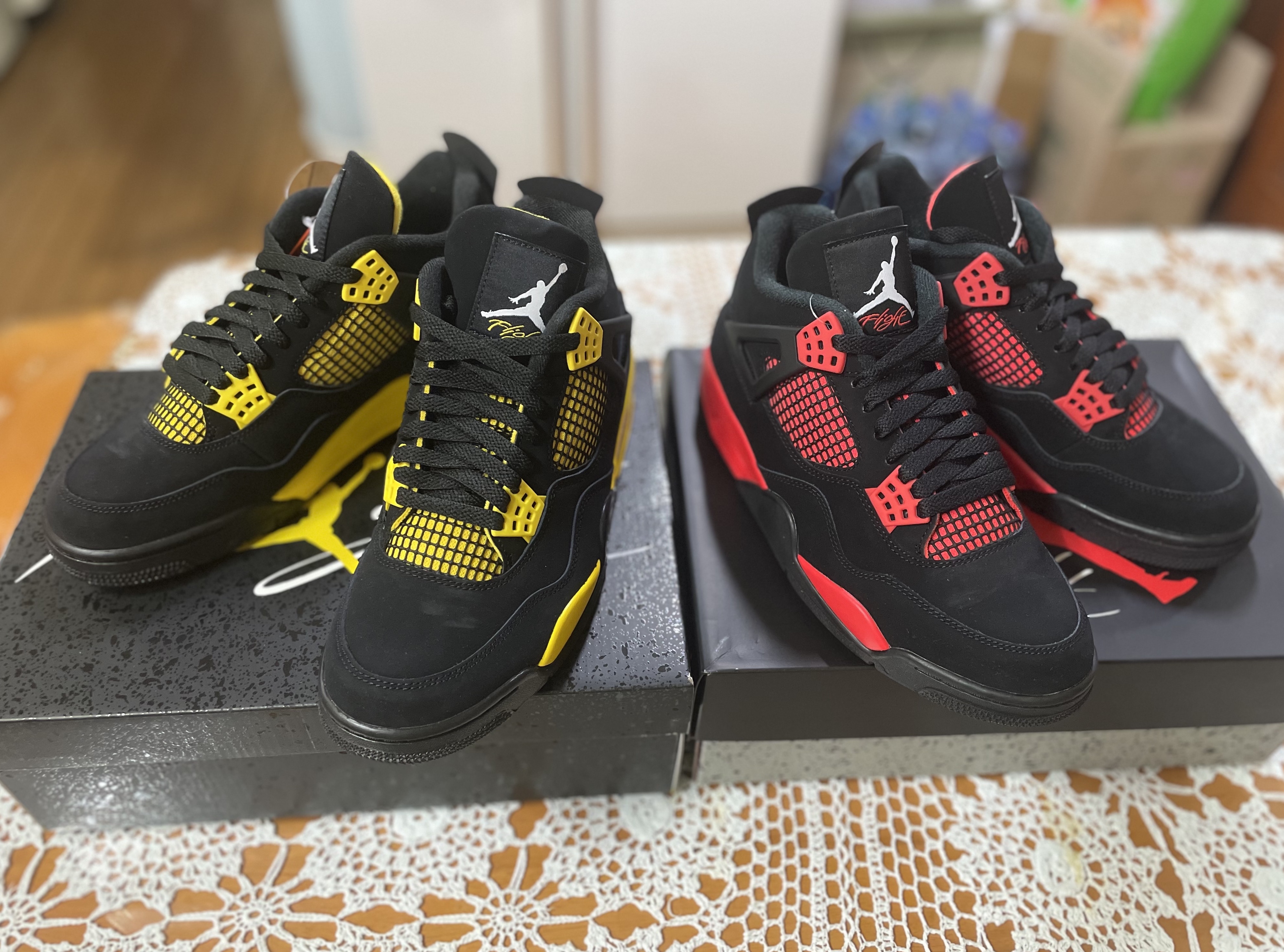 Jordan 4 Retro Thunder 2023, Jordan 4 Retro Crimson 착용 스타일