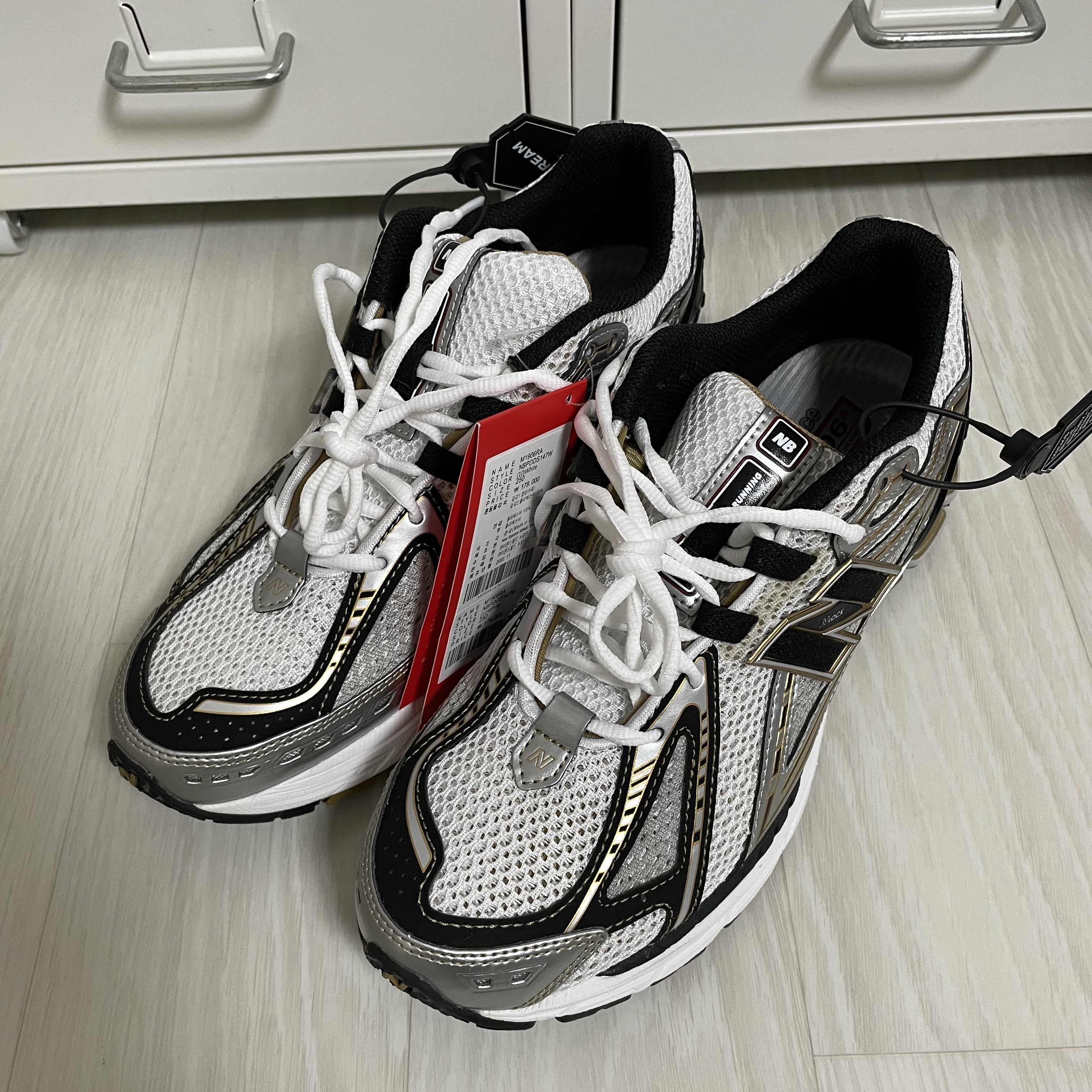 New Balance 1906R White Gold 착용 스타일 - 1