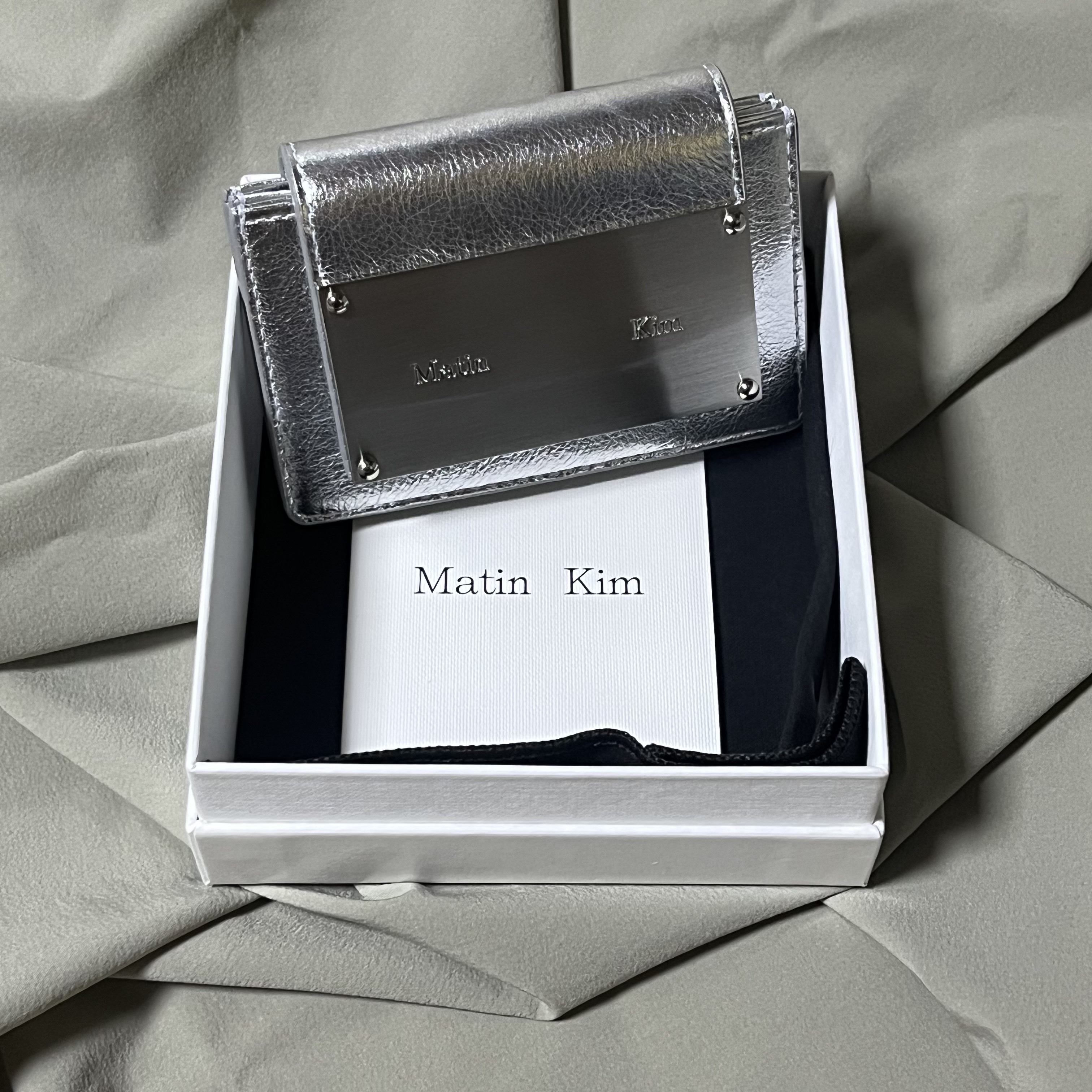 Matin Kim Accordion Wallet Silver 착용 스타일
