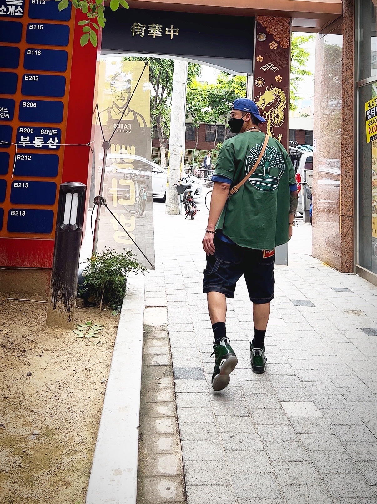 Supreme Coated Cordura Camp Cap Royal - 22SS, Supreme x The North Face Printed Pocket T-Shirt Navy - 23SS 착용 스타일 - 5