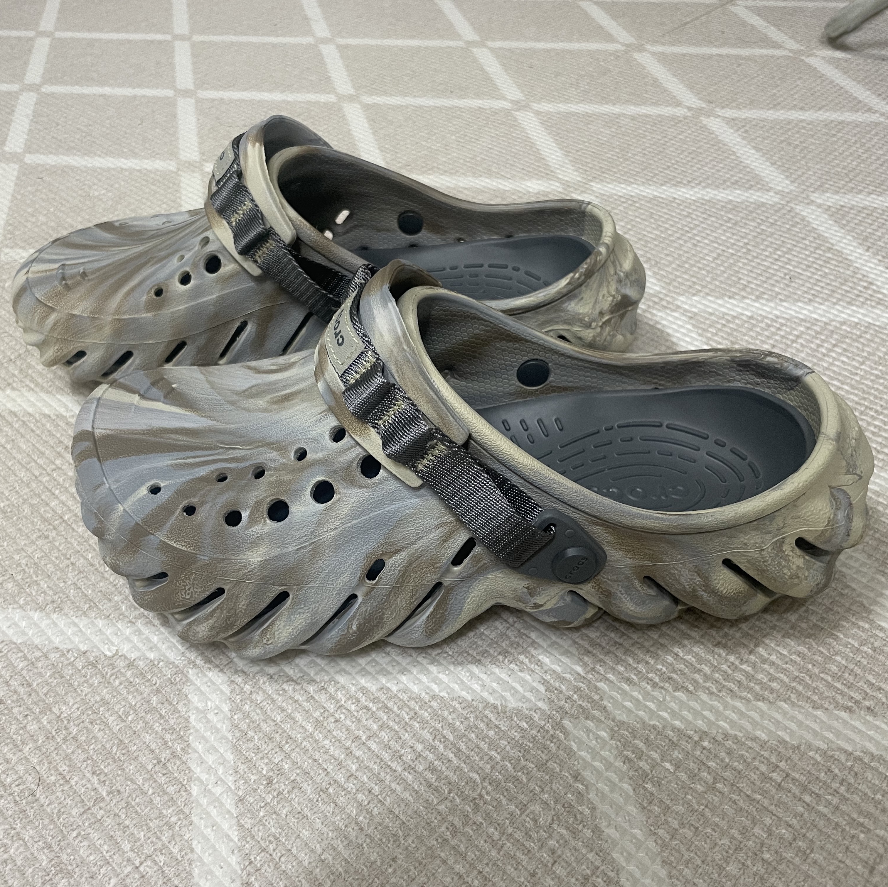 Crocs Echo Marbled Clog Bone Multi 착용 스타일 - 2