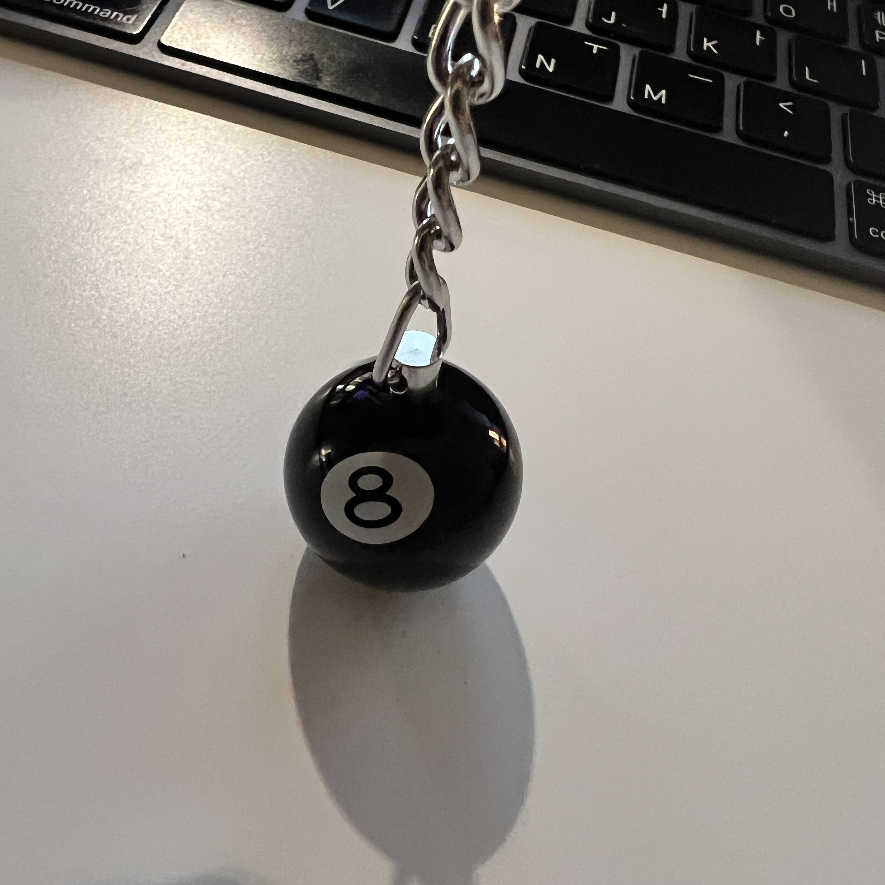 Stussy 8 Ball Keychain Black 착용 스타일