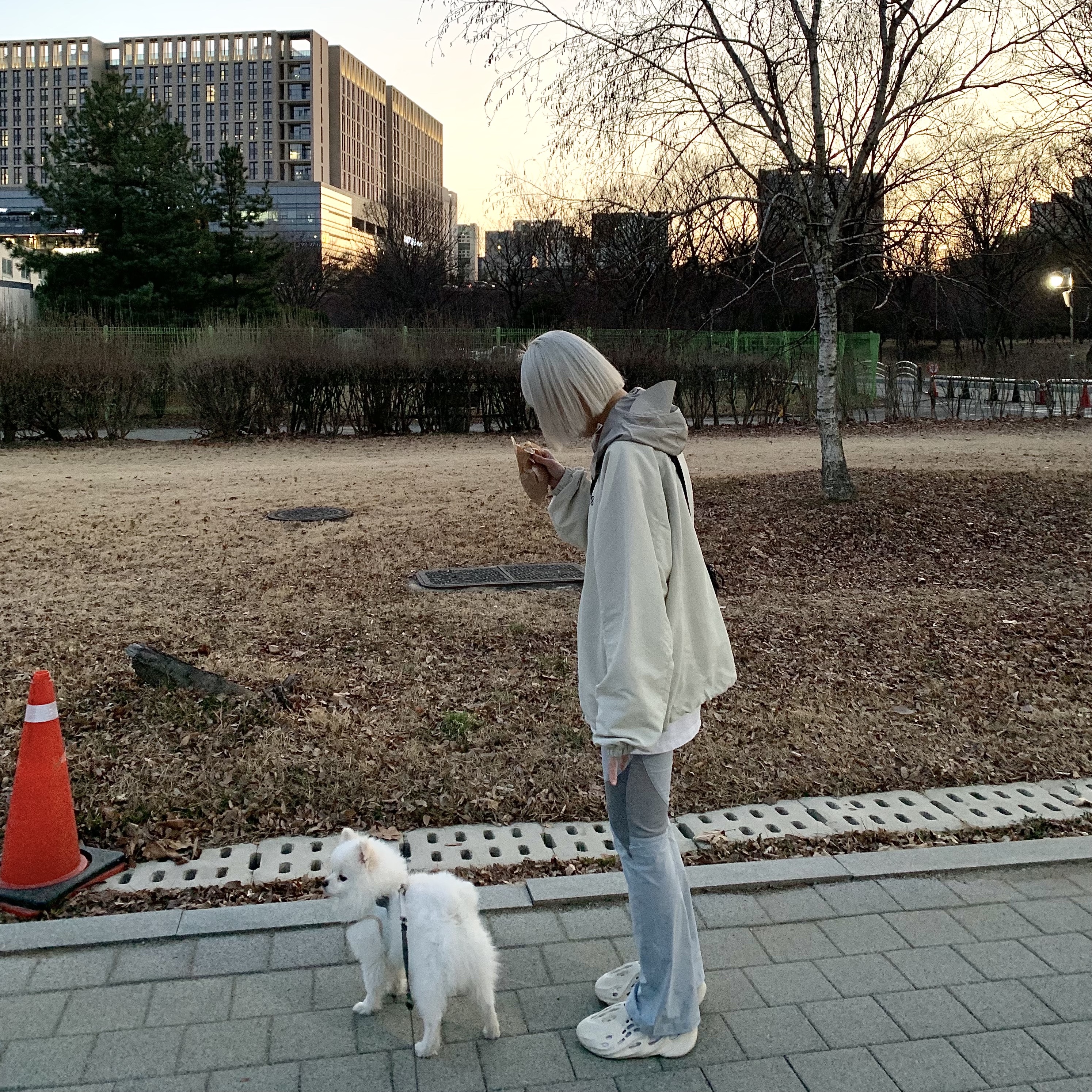 Sansan Gear Docking Jacket Ivory - 22FW, Adidas Yeezy Foam RNNR Sand 착용 스타일 - 1
