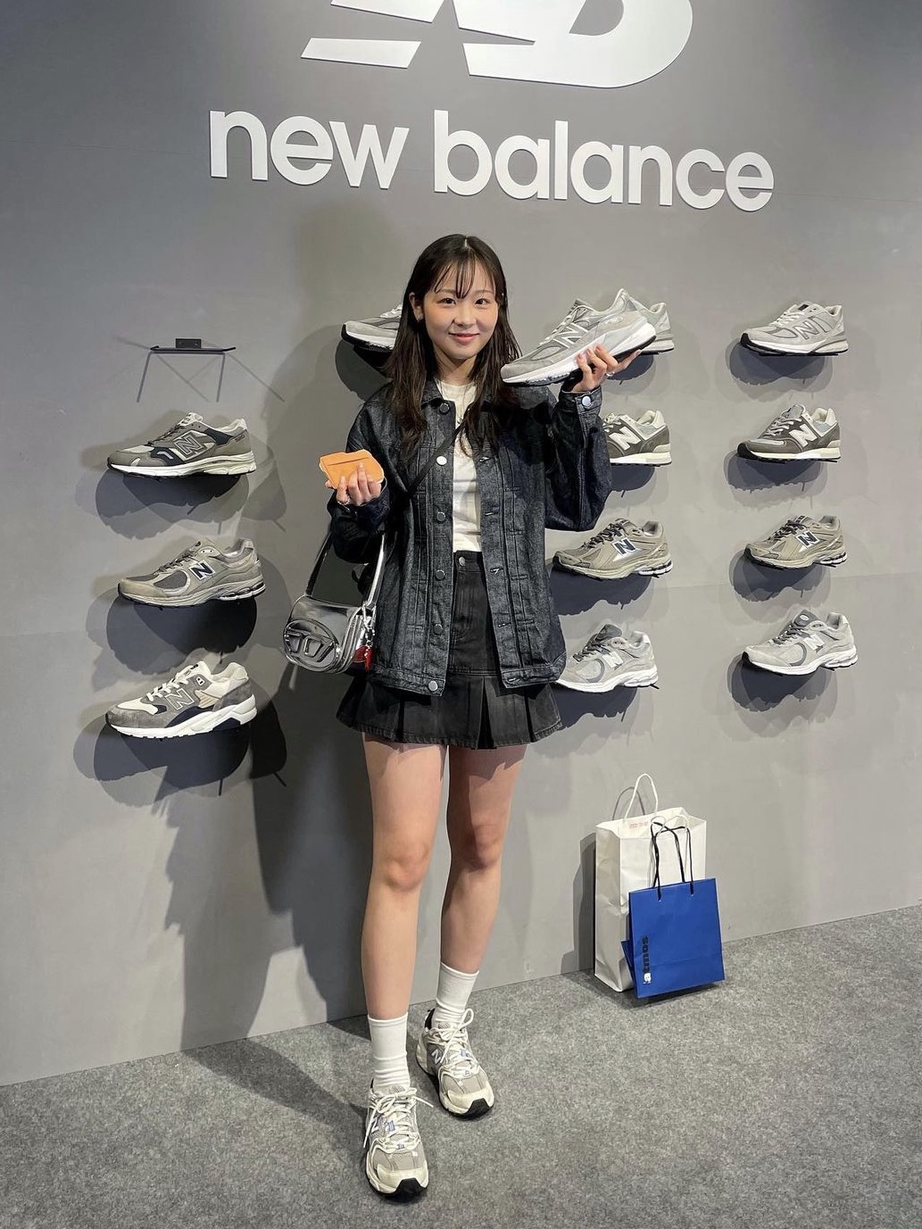 New Balance 530 Steel Grey, Diesel 1DR Shoulder Bag in Mirrored Leather Silver 착용 스타일