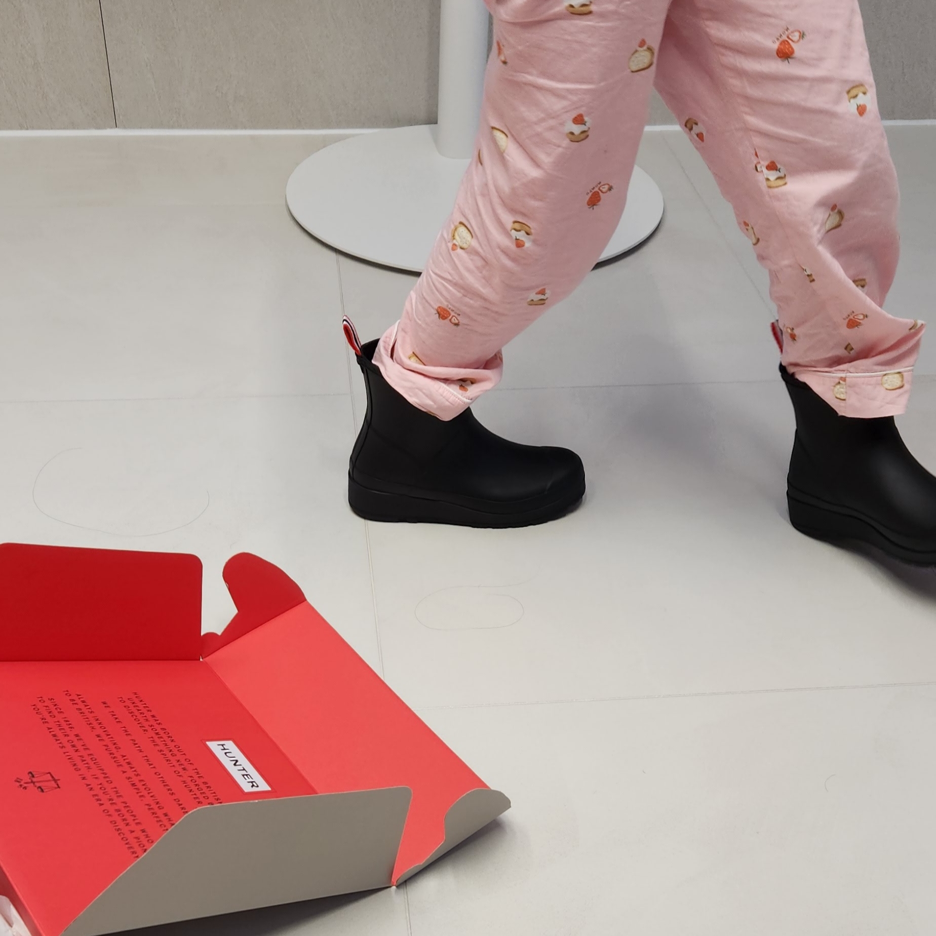 (W) Hunter Play Short Rain Boots Black 착용 스타일 - 2
