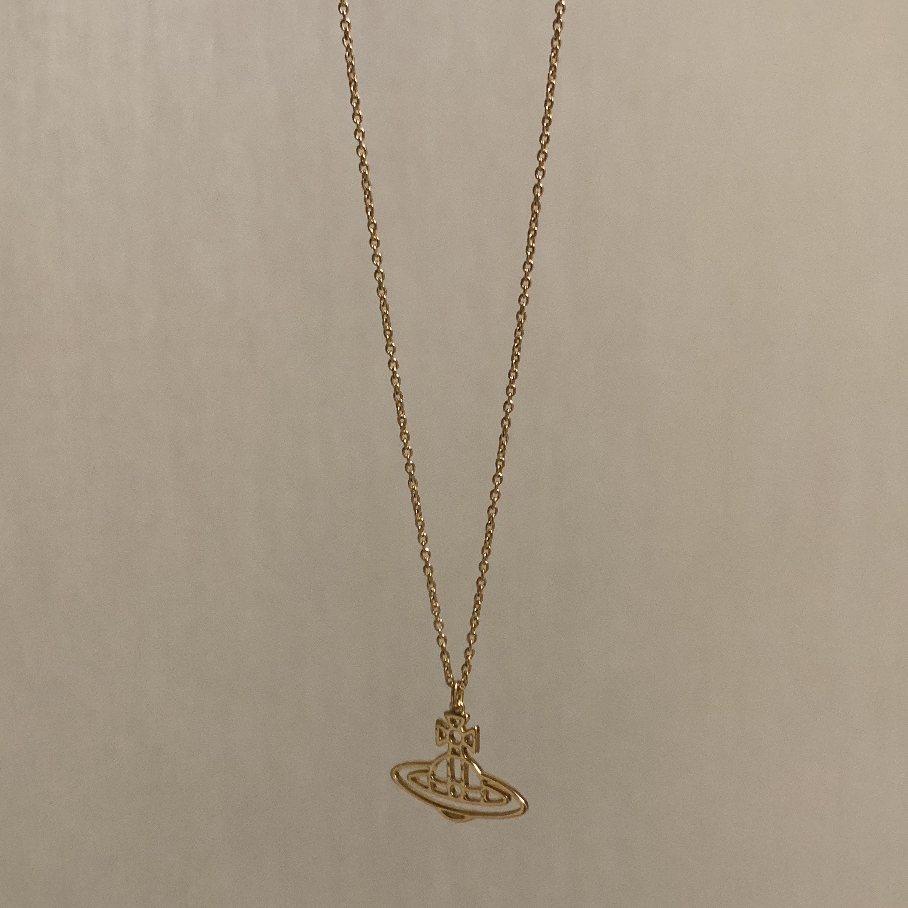 Vivienne Westwood Thin Line Flat Orb Pendant Gold 착용 스타일