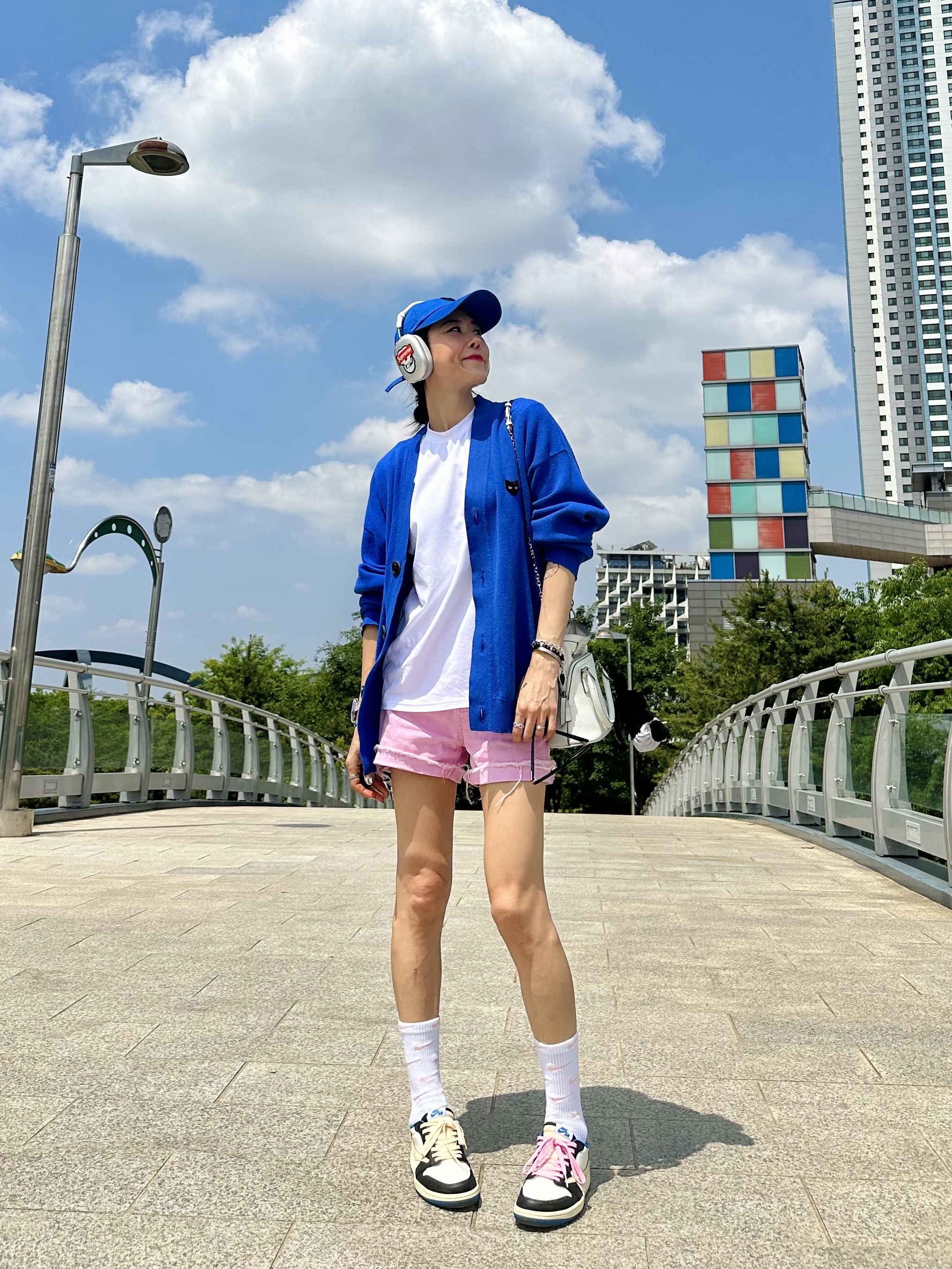 (키즈) 나이키 에브리데이 플러스 삭스 핑크 화이트 (6개입/국내 정식 발매 제품), 애플 에어팟 맥스 라이트닝 실버 (국내 정식 발매 제품) 착용 스타일 - 1