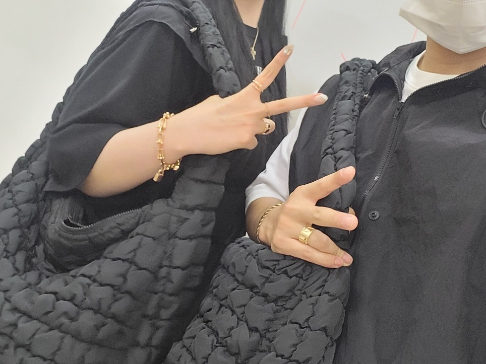 COS Quilted Oversized Shoulder Bag Black 착용 스타일