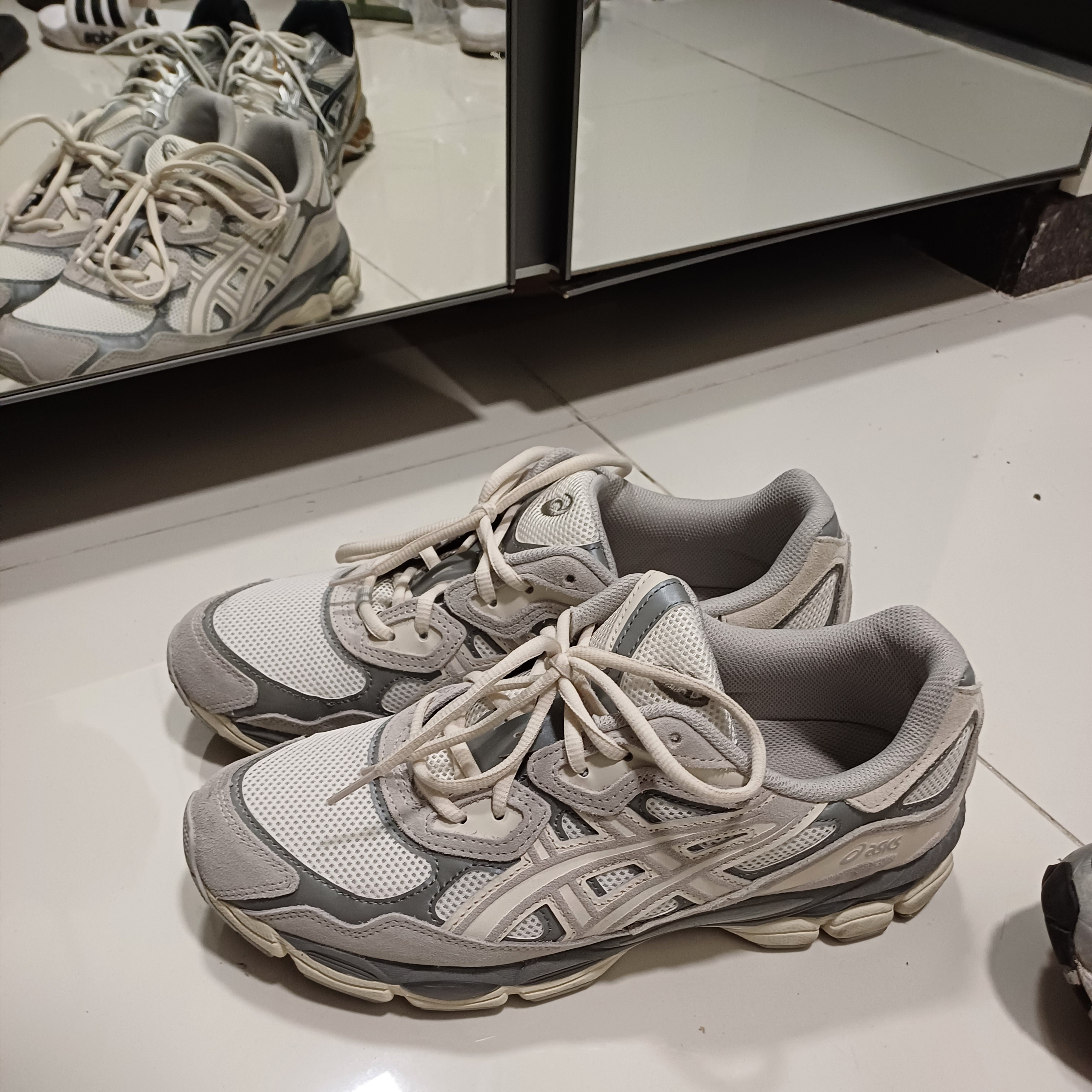 Asics Gel-NYC Cream Oyster Grey 착용 스타일