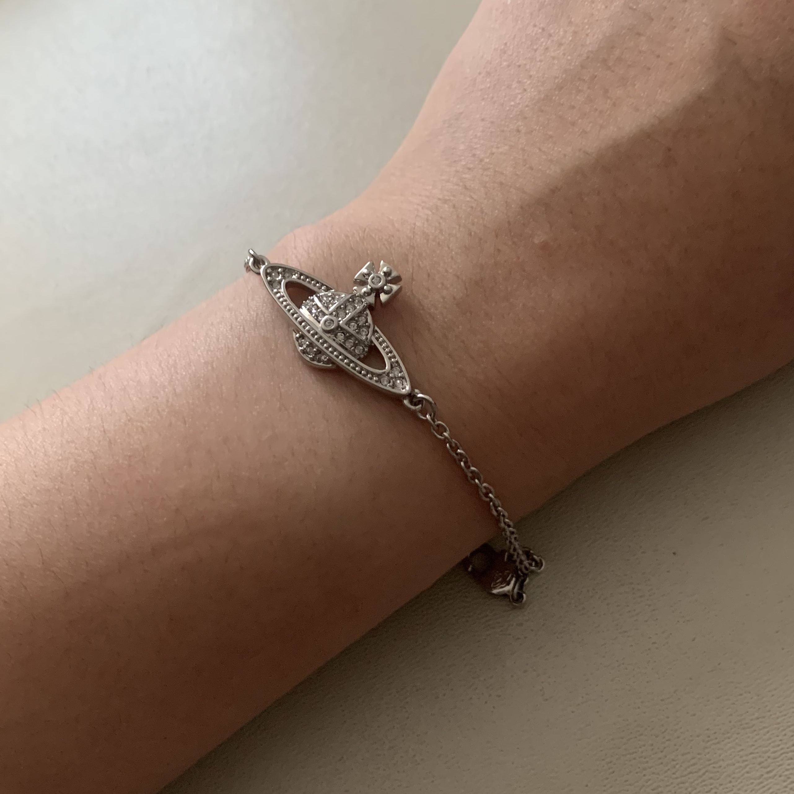 Vivienne Westwood Mini Bas Relief Chain Bracelet Silver, Vivienne Westwood Mayfair Bas Relief Bracelet Silver 착용 스타일 - 2