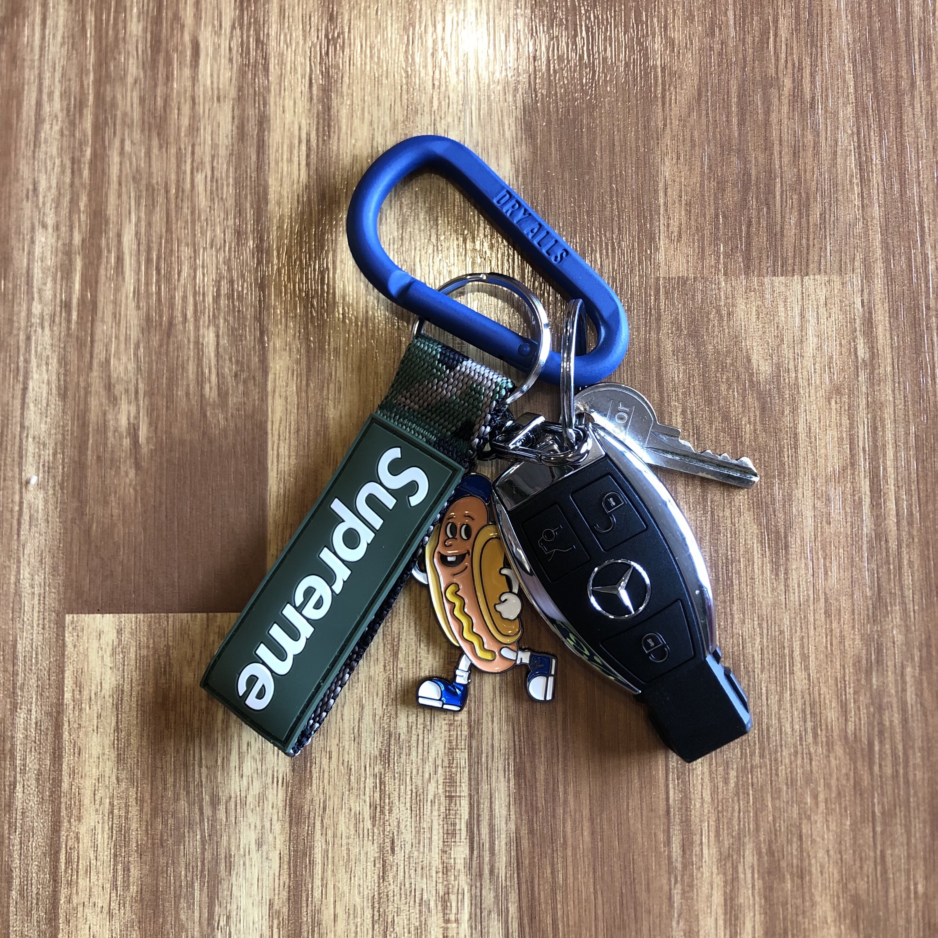 Supreme Webbing Keychain Green Camo - 23SS 착용 스타일