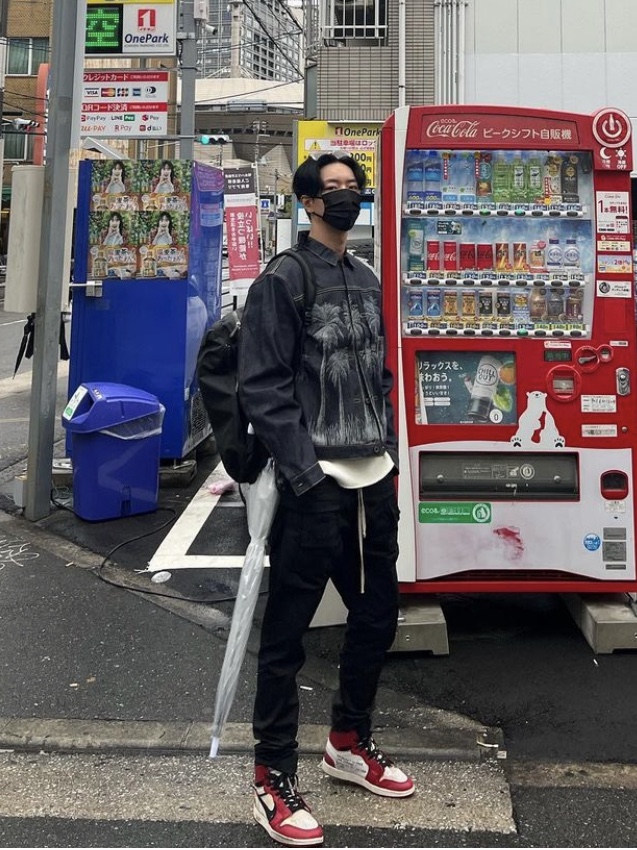 조던 1 x 오프화이트 레트로 하이 시카고 더 텐, 아크테릭스 그랜빌 16 지퍼 백팩 블랙 착용 스타일 - 1
