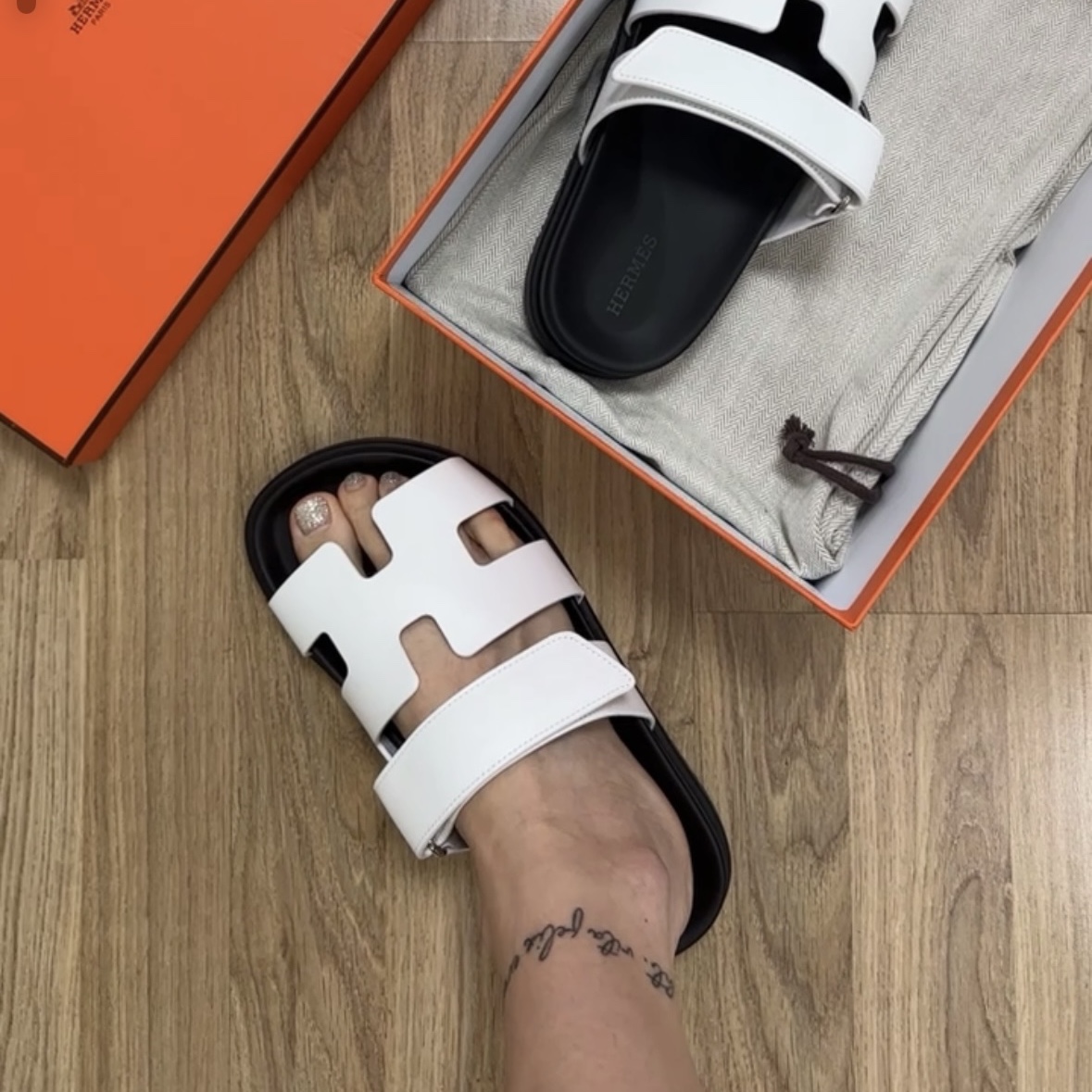 (W) Hermes Chypre Sandal Calfskin & Blanc 착용 스타일 - 1