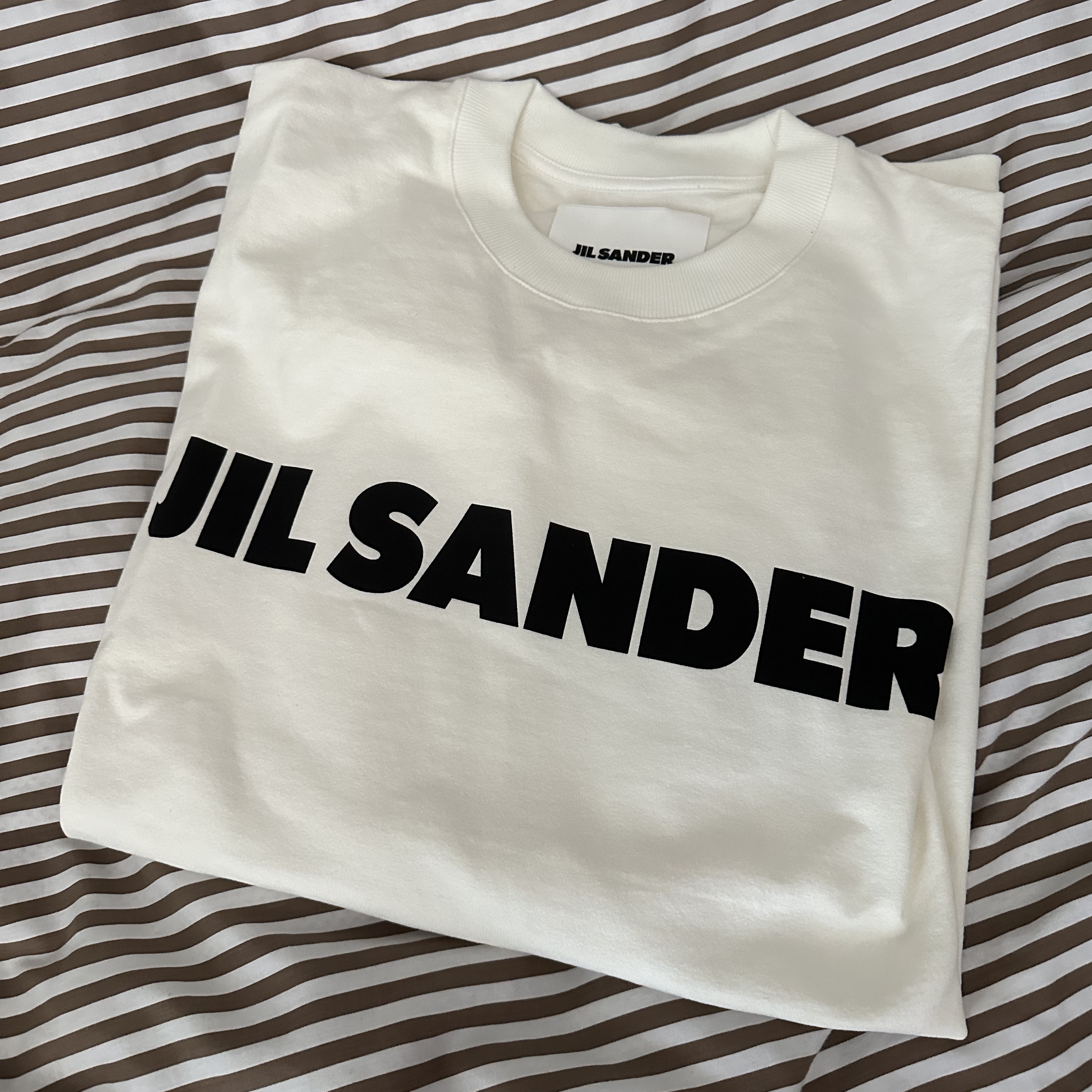 Jil Sander Logo T-Shirt Natural 착용 스타일